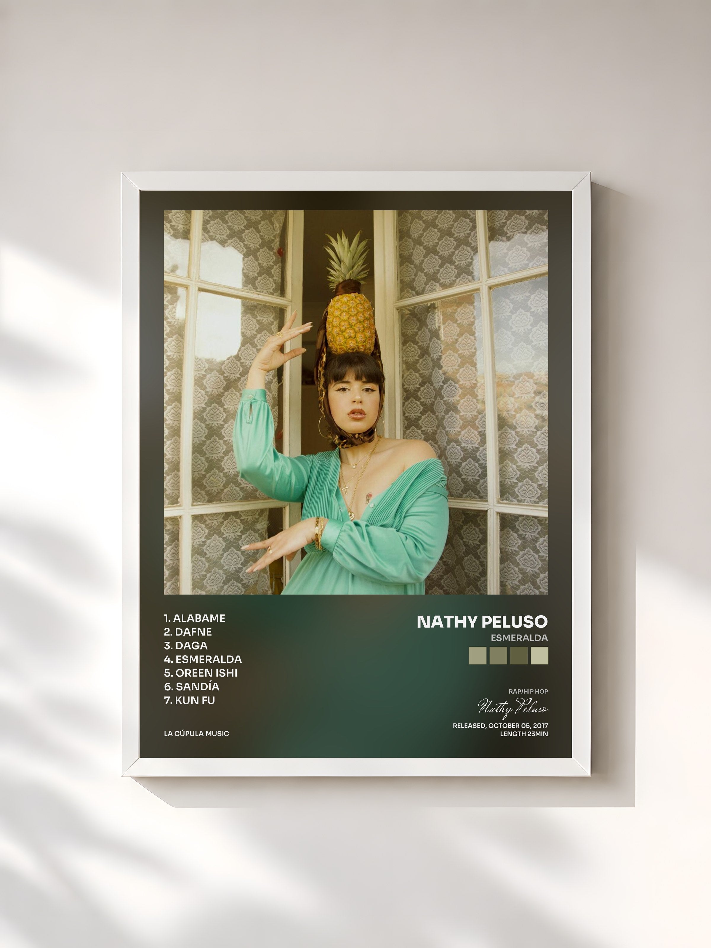 #blanc Tableau de l'album Esmeralda de Nathy Peluso, cadre blanc, imprimé et encadré en France