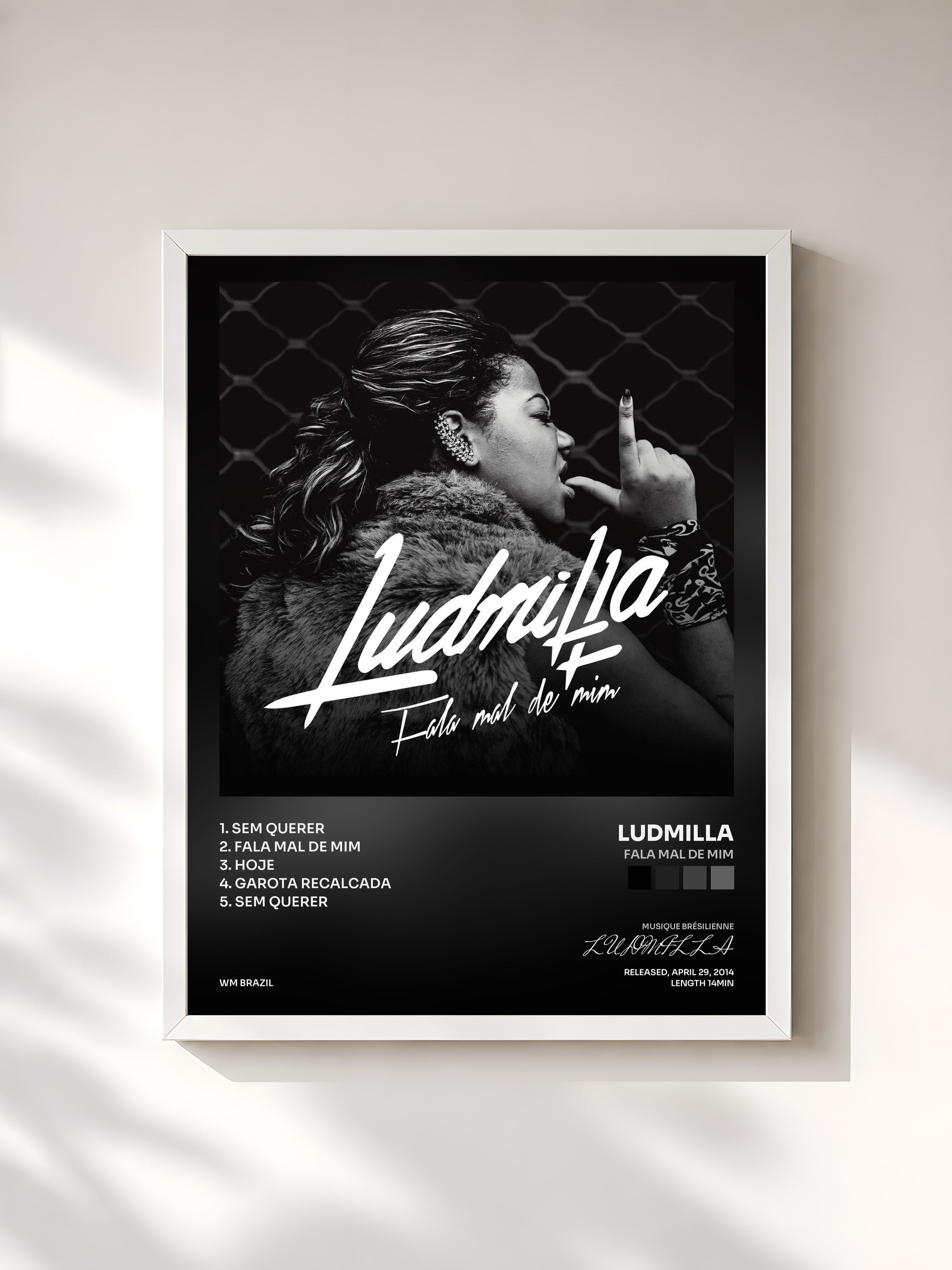 #blanc Tableau de l'album Fala Mal de Mim de LUDMILLA, cadre blanc, imprimé et encadré en France