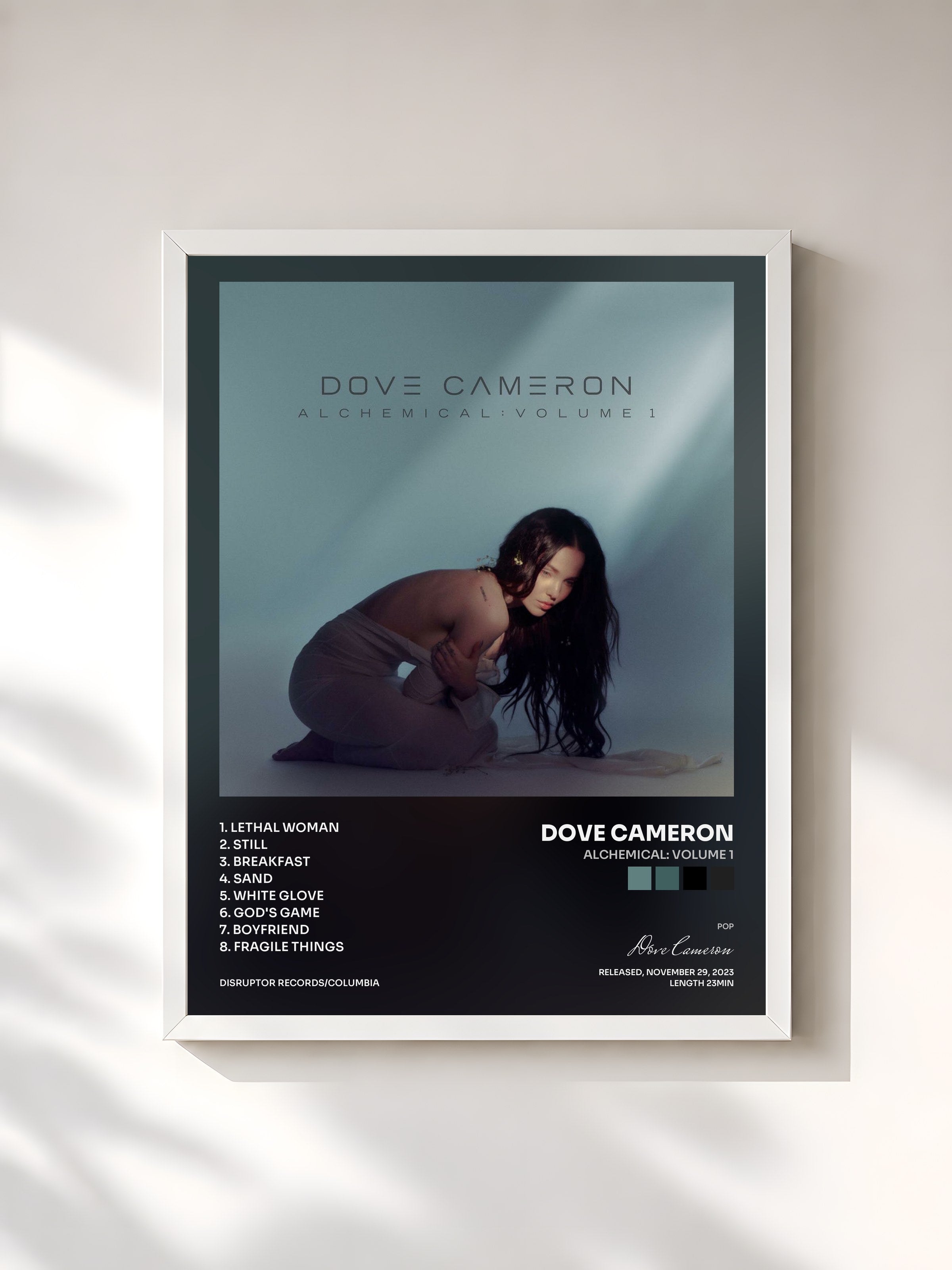 #blanc Tableau de l'album Alchemical: Volume 1 de Dove Cameron, cadre blanc, imprimé et encadré en France