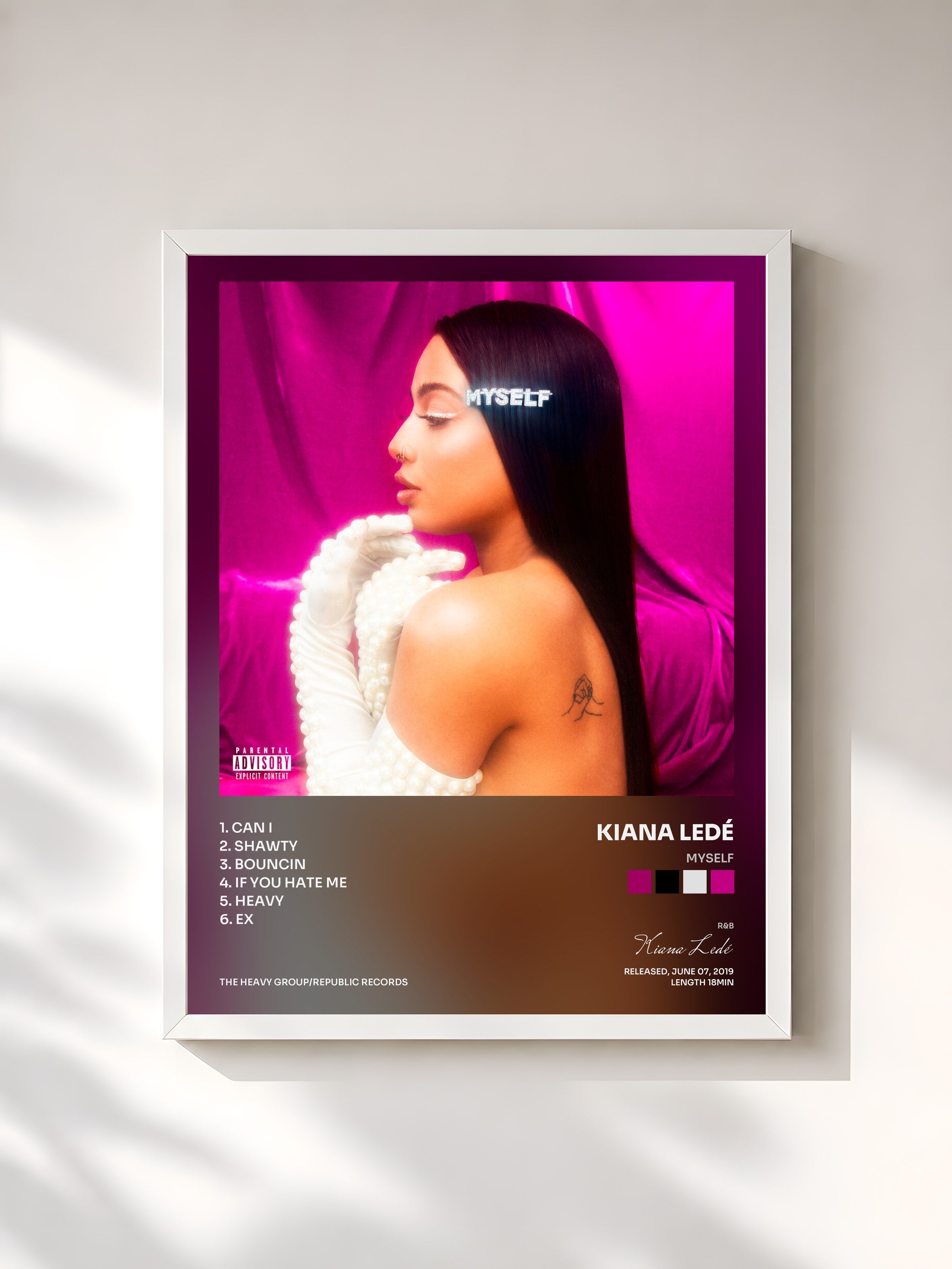#blanc Tableau de l'album Myself de Kiana Ledé, cadre blanc, imprimé et encadré en France
