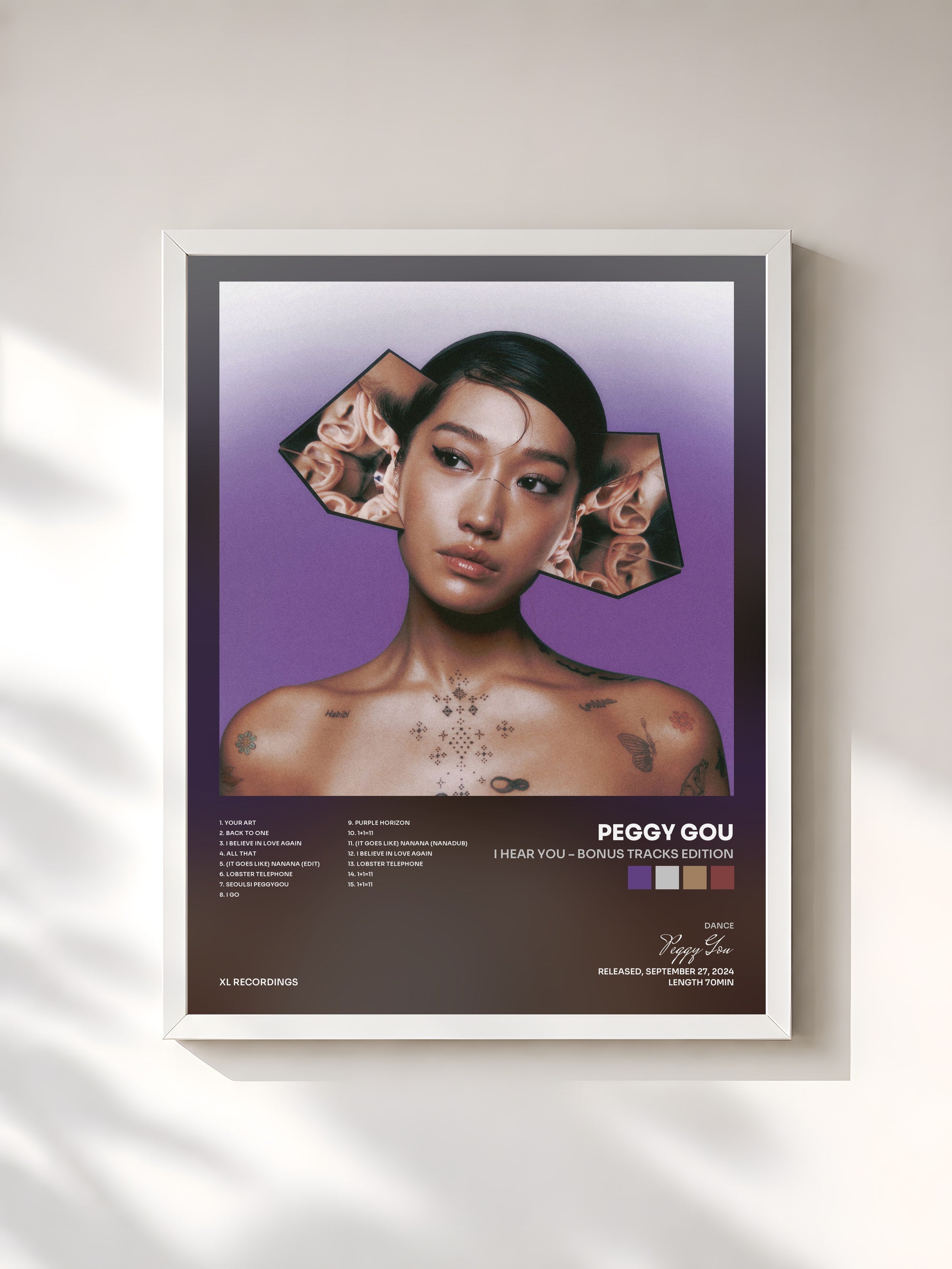 #blanc Tableau de l'album I Hear You – Bonus Tracks Edition de Peggy Gou, cadre blanc, imprimé et encadré en France