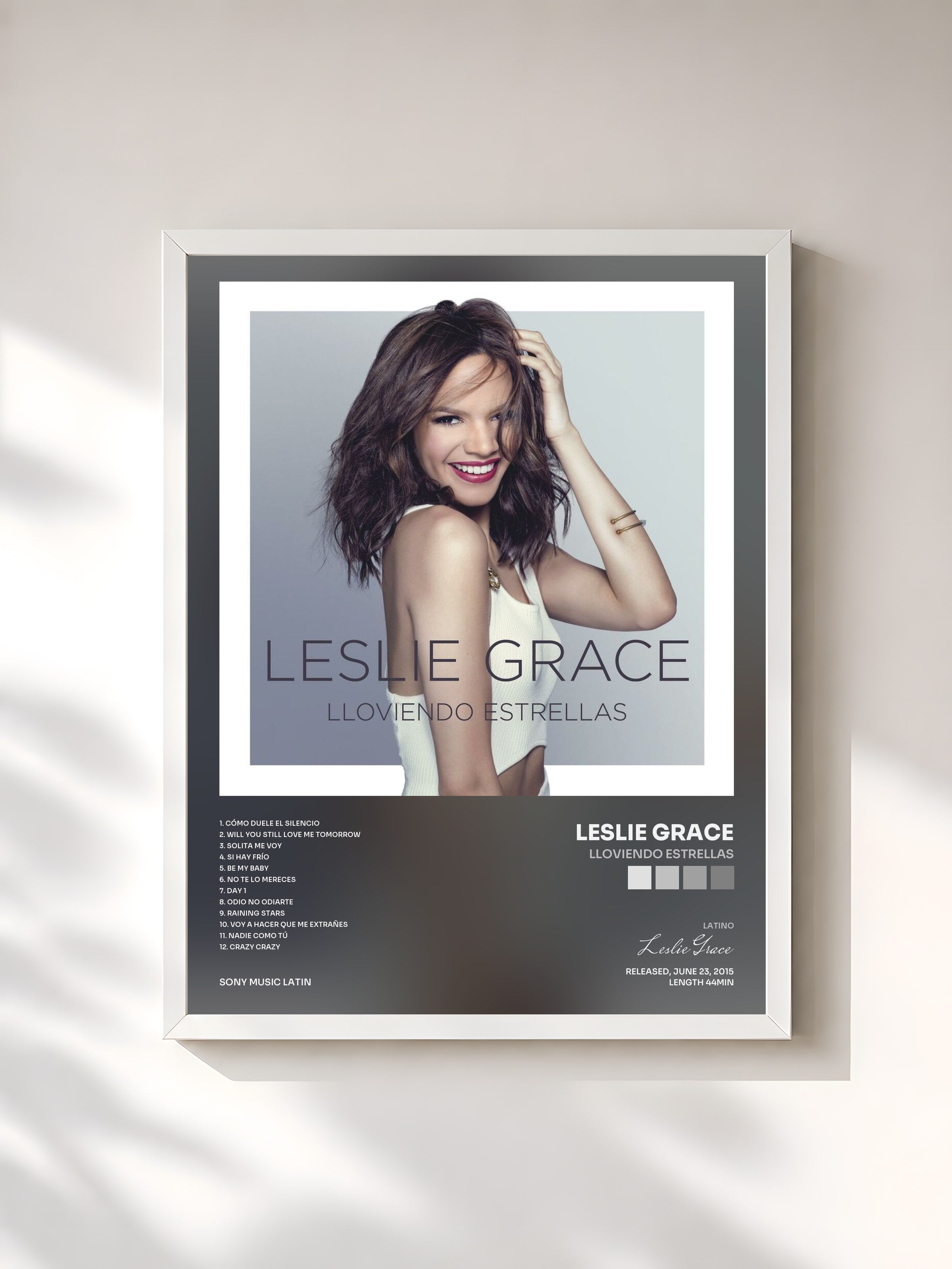 #blanc Tableau de l'album Lloviendo Estrellas de Leslie Grace, cadre blanc, imprimé et encadré en France