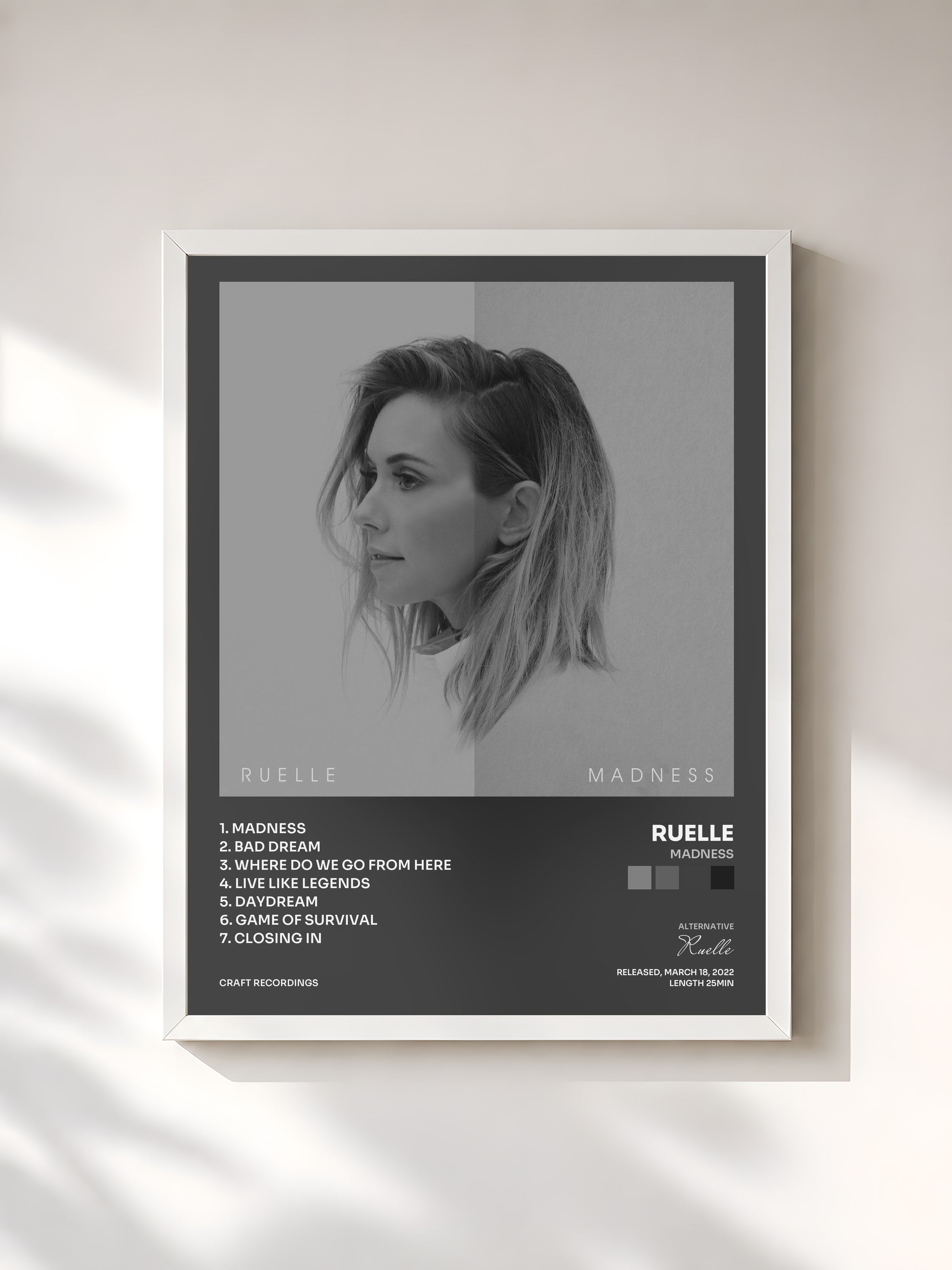 #blanc Tableau de l'album Madness de Ruelle, cadre blanc, imprimé et encadré en France