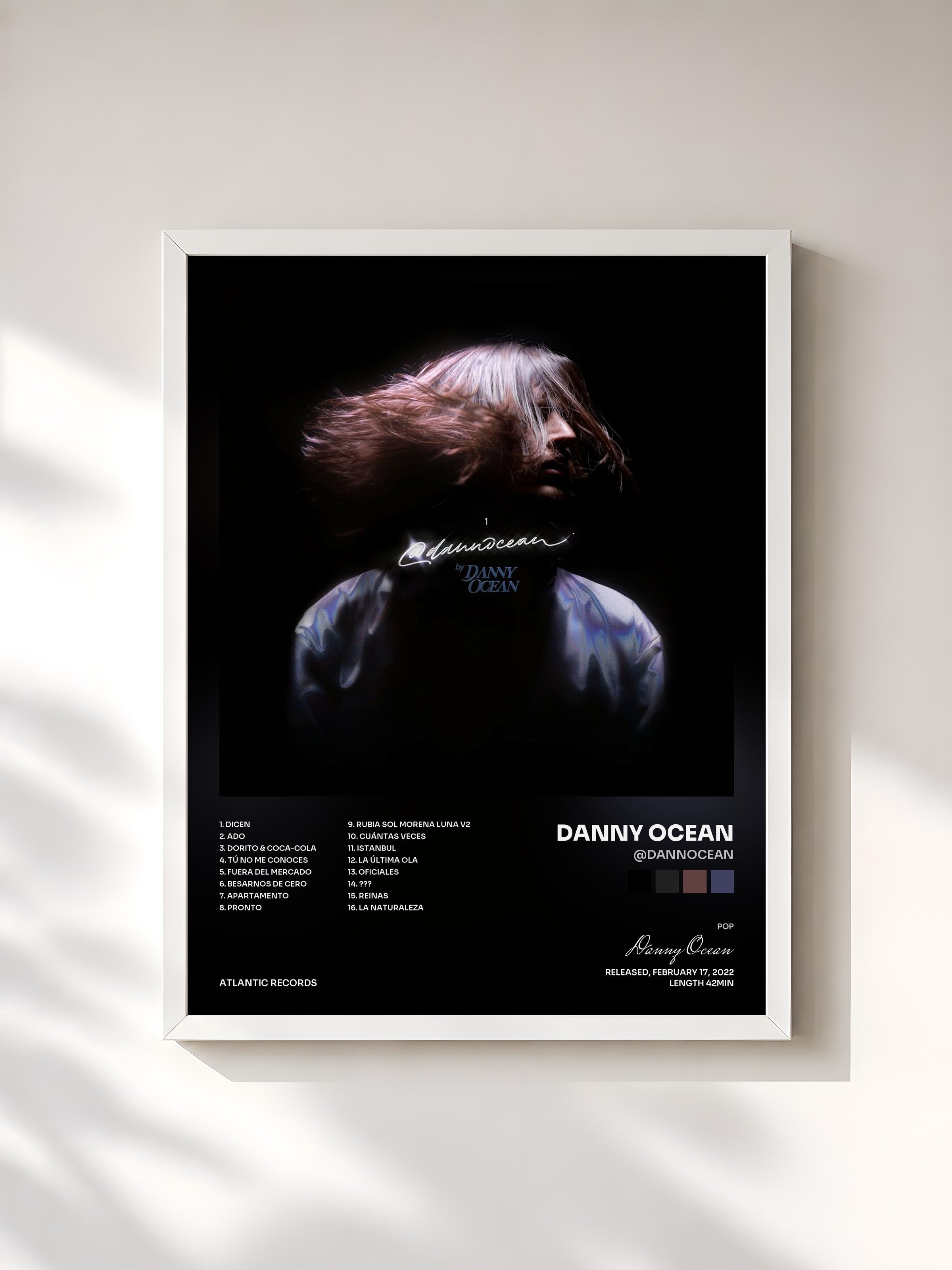 #blanc Tableau de l'album @dannocean de Danny Ocean, cadre blanc, imprimé et encadré en France