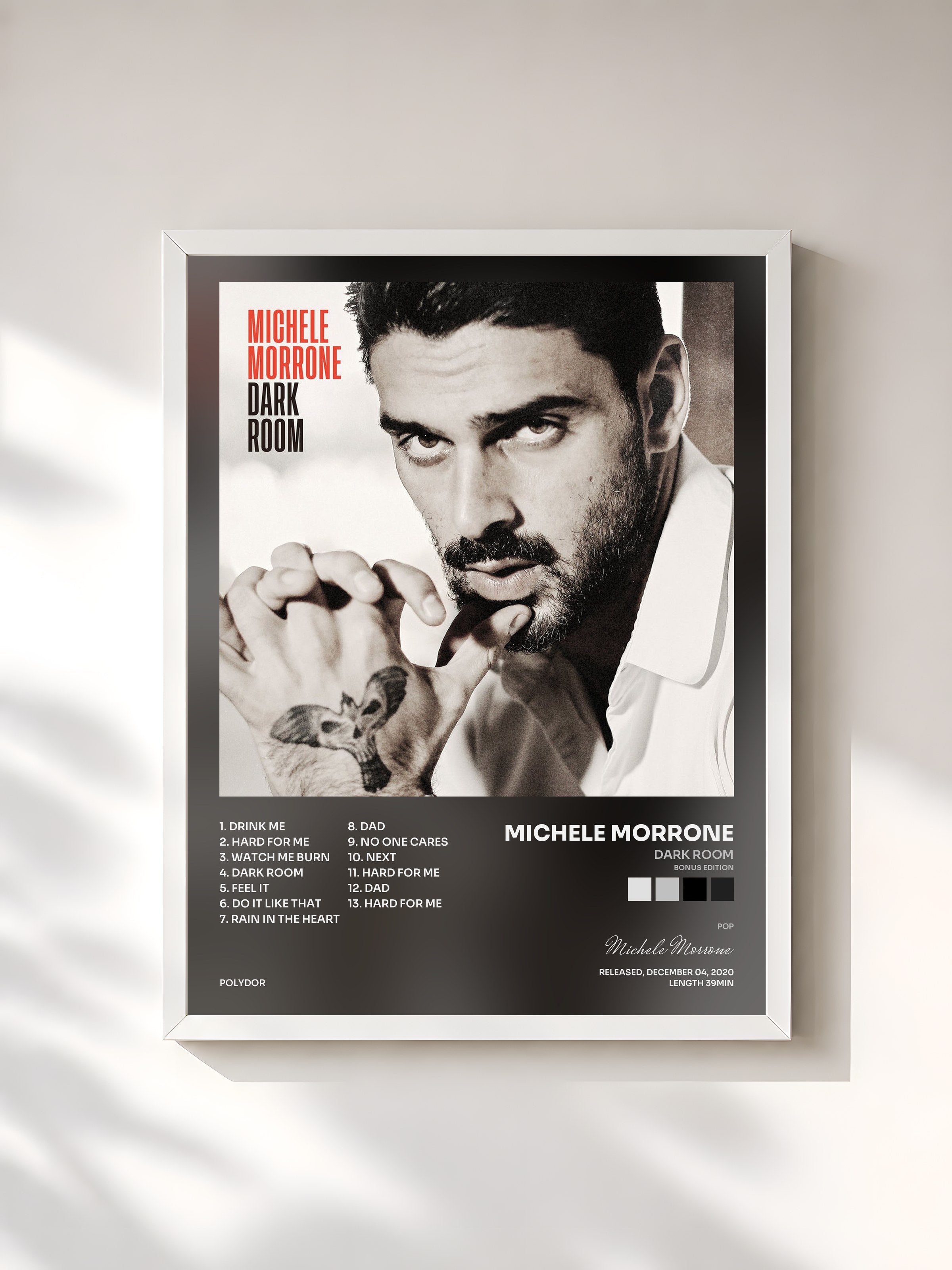 #blanc Tableau de l'album Dark Room (Bonus Edition) de Michele Morrone, cadre blanc, imprimé et encadré en France