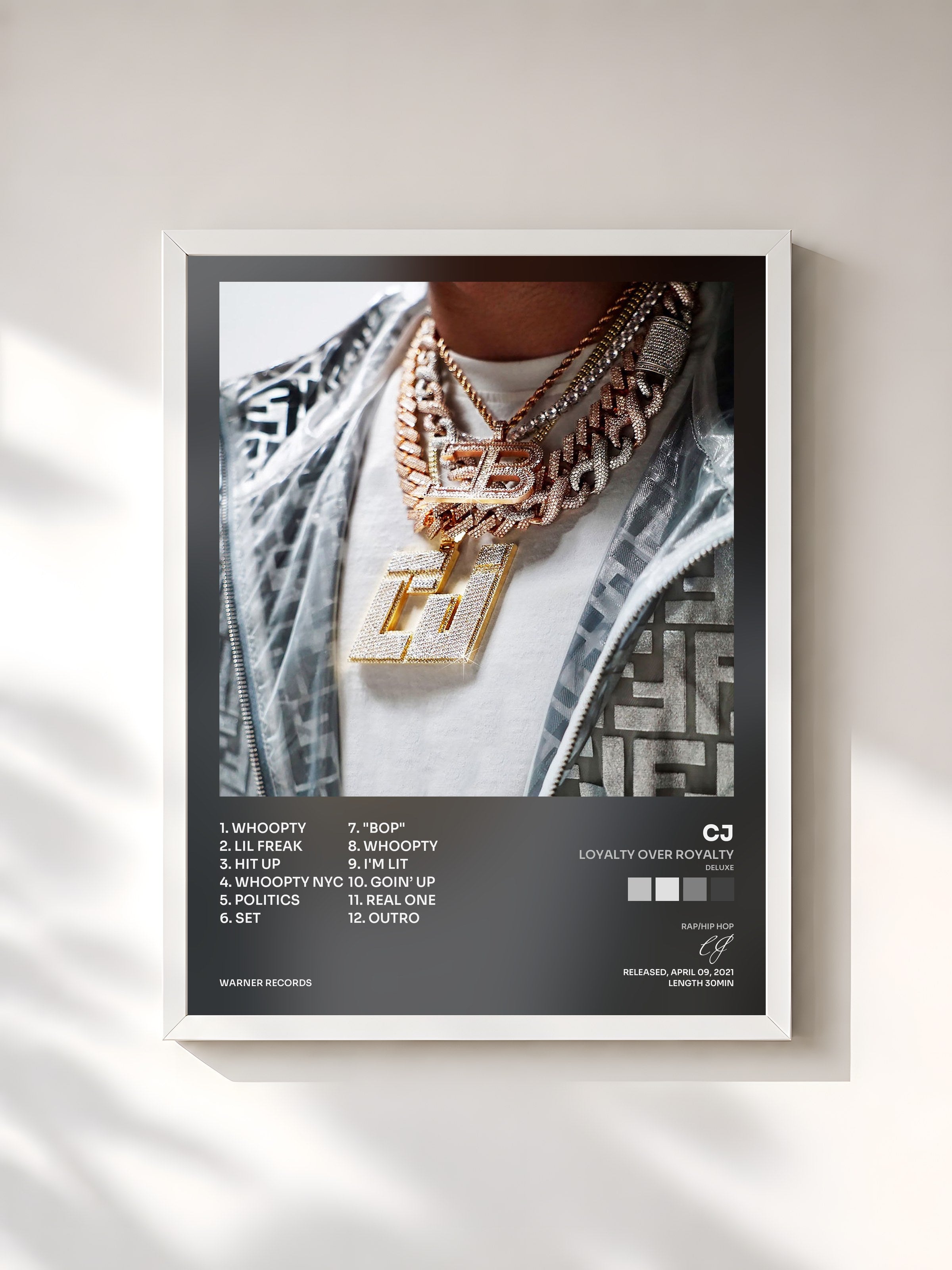 #blanc Tableau de l'album Loyalty Over Royalty (Deluxe) de CJ, cadre blanc, imprimé et encadré en France