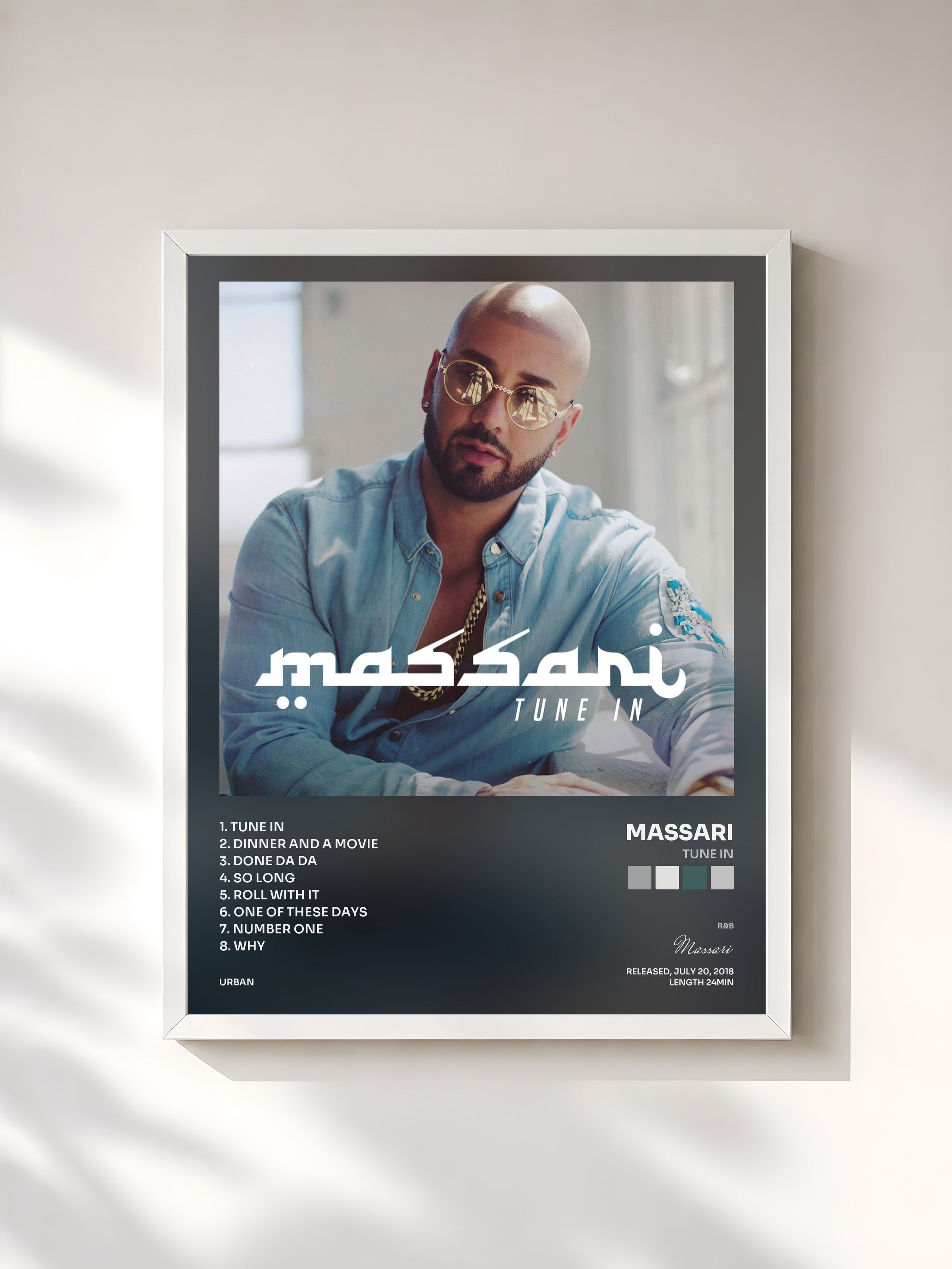 #blanc Tableau de l'album Tune In de Massari, cadre blanc, imprimé et encadré en France