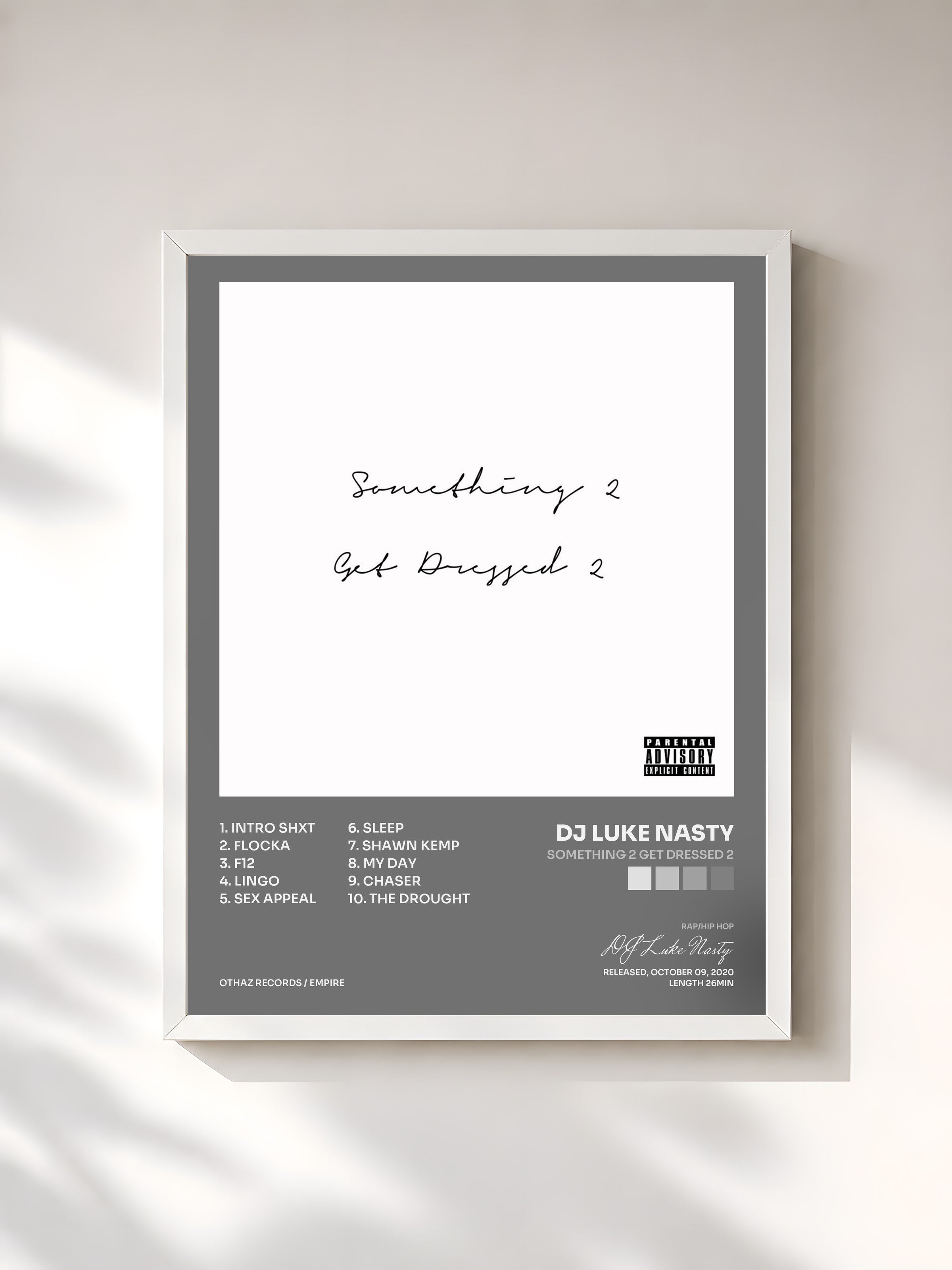 #blanc Tableau de l'album Something 2 Get Dressed 2 de DJ Luke Nasty, cadre blanc, imprimé et encadré en France
