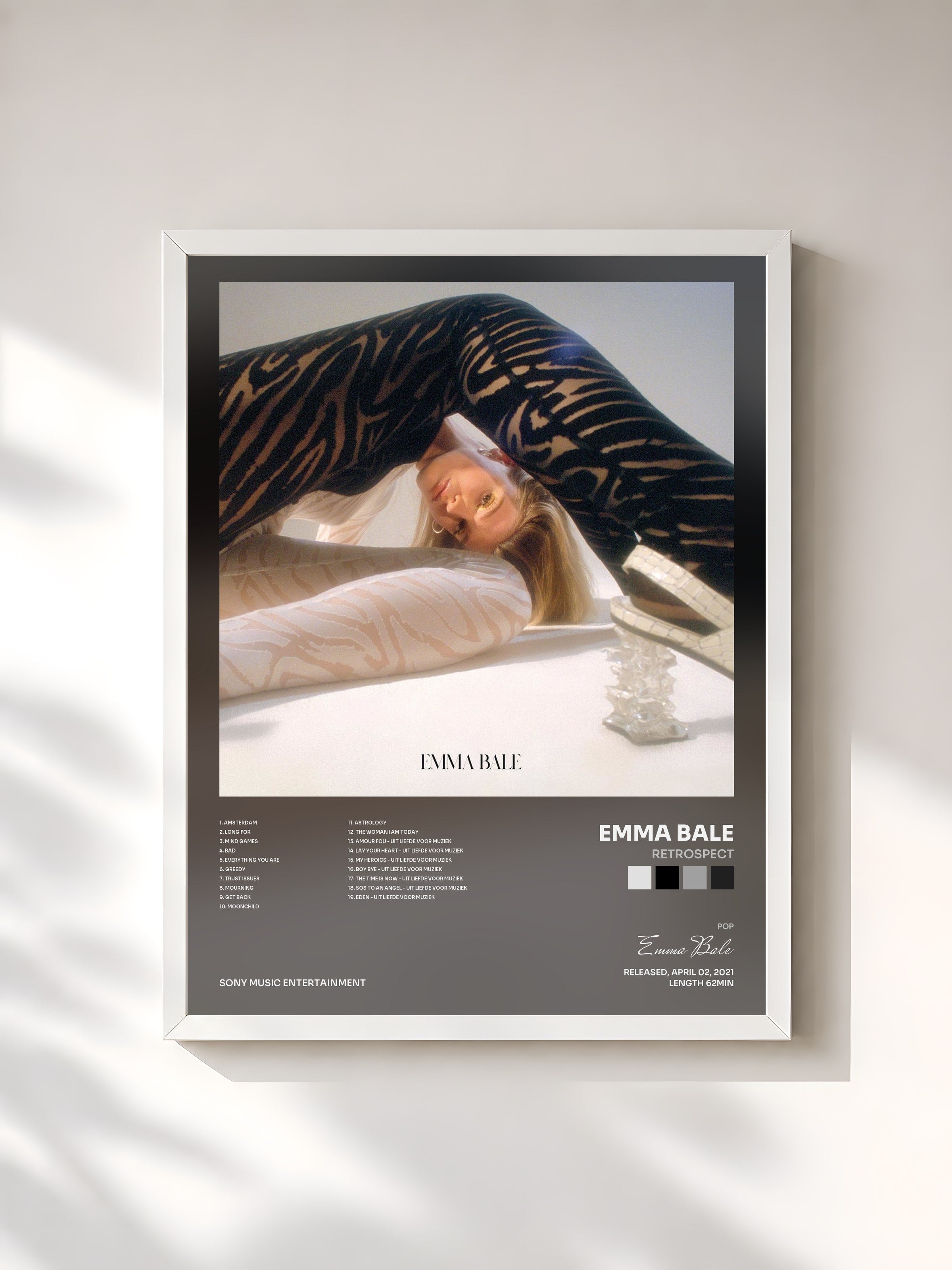 #blanc Tableau de l'album RETROSPECT de Emma Bale, cadre blanc, imprimé et encadré en France