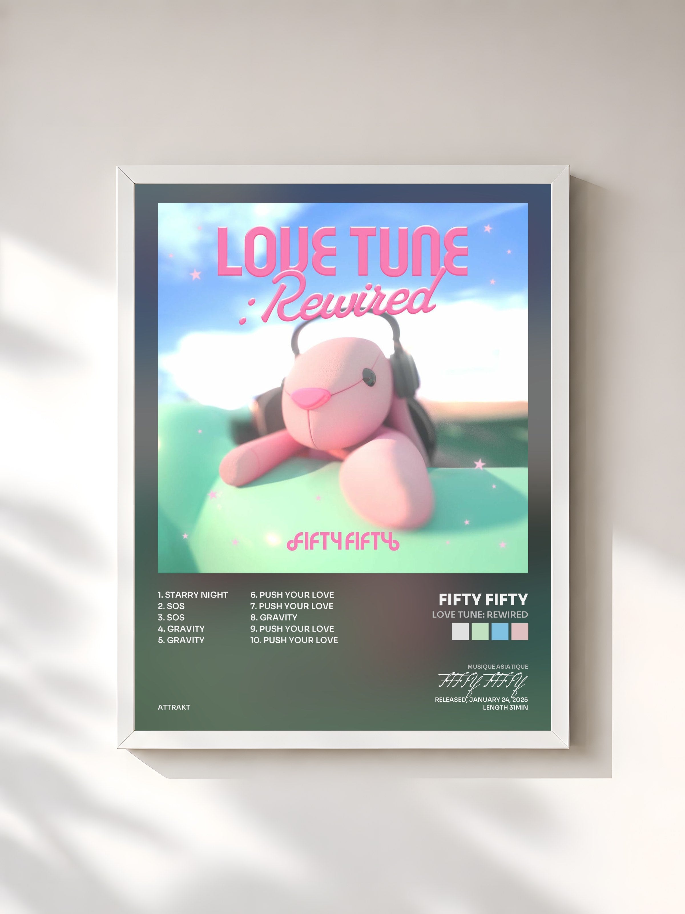#blanc Tableau de l'album Love Tune: Rewired de FIFTY FIFTY, cadre blanc, imprimé et encadré en France