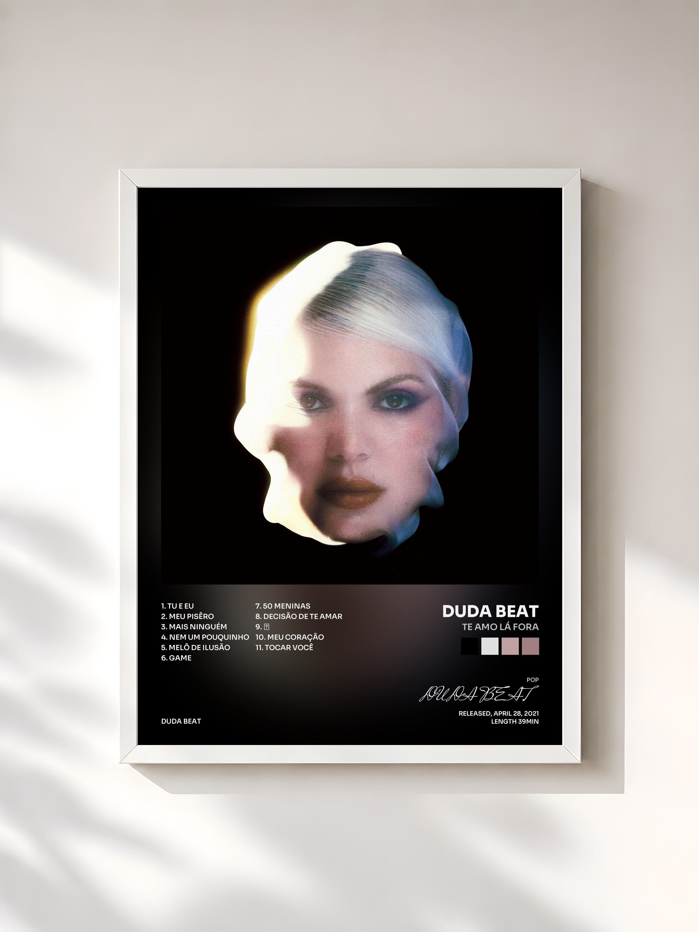 #blanc Tableau de l'album Te Amo Lá Fora de DUDA BEAT, cadre blanc, imprimé et encadré en France
