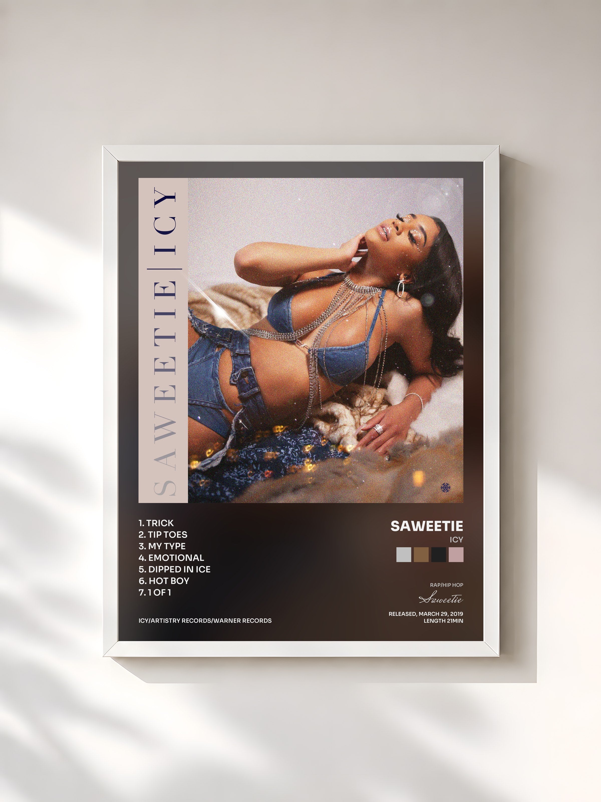 #blanc Tableau de l'album ICY de Saweetie, cadre blanc, imprimé et encadré en France