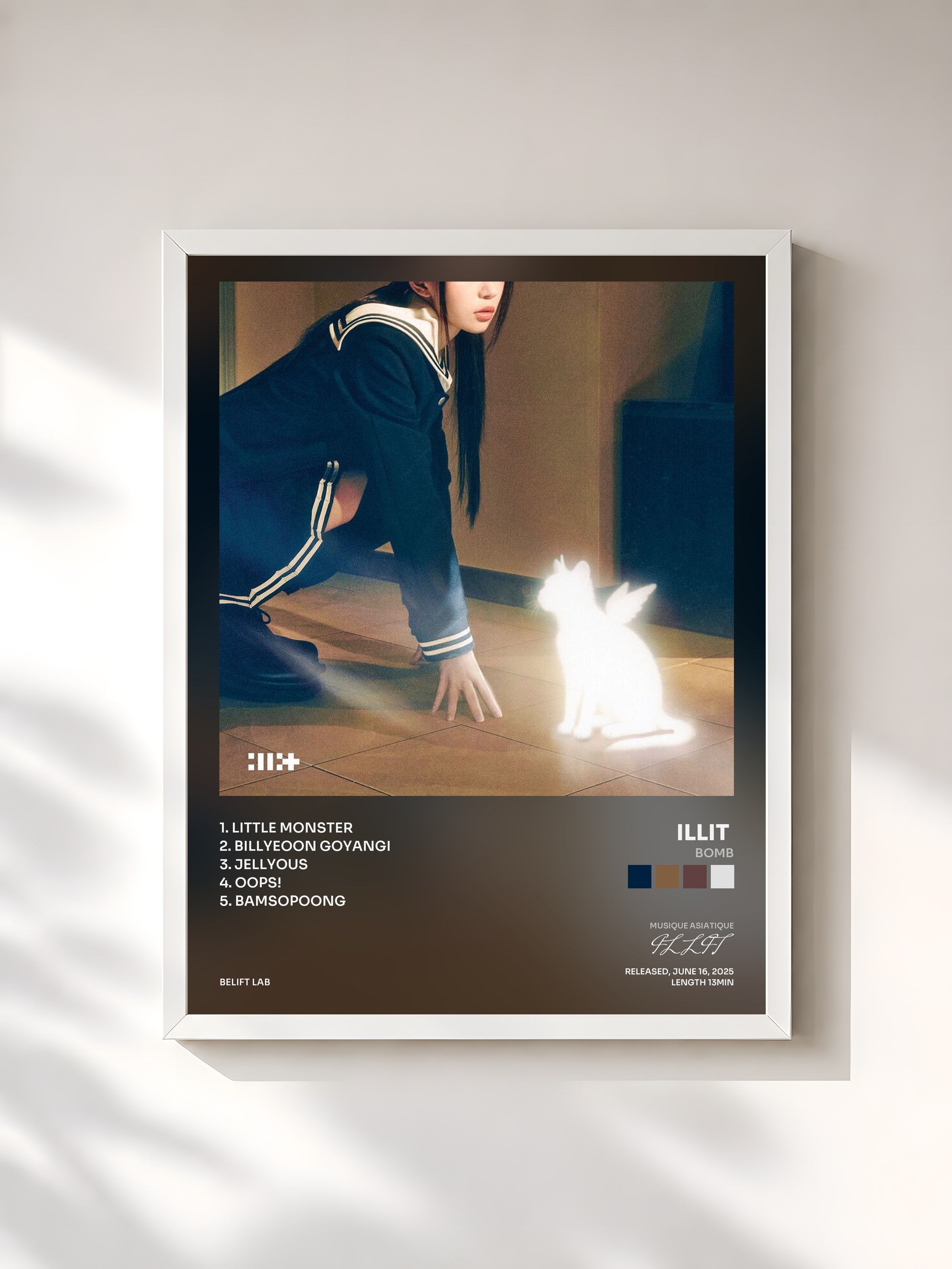 #blanc Tableau de l'album bomb de ILLIT , cadre blanc, imprimé et encadré en France