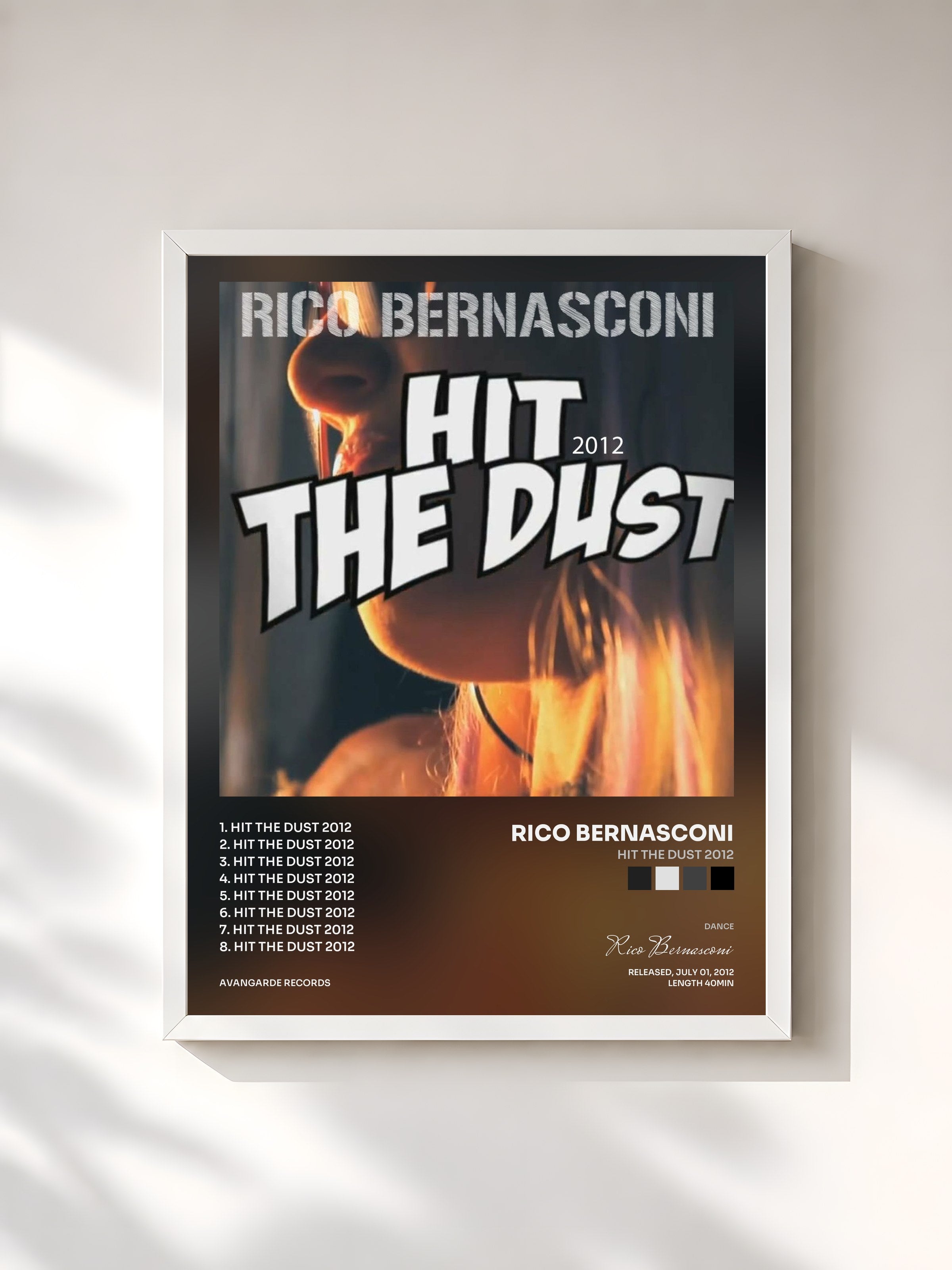 #blanc Tableau de l'album Hit the Dust 2012 de Rico Bernasconi, cadre blanc, imprimé et encadré en France