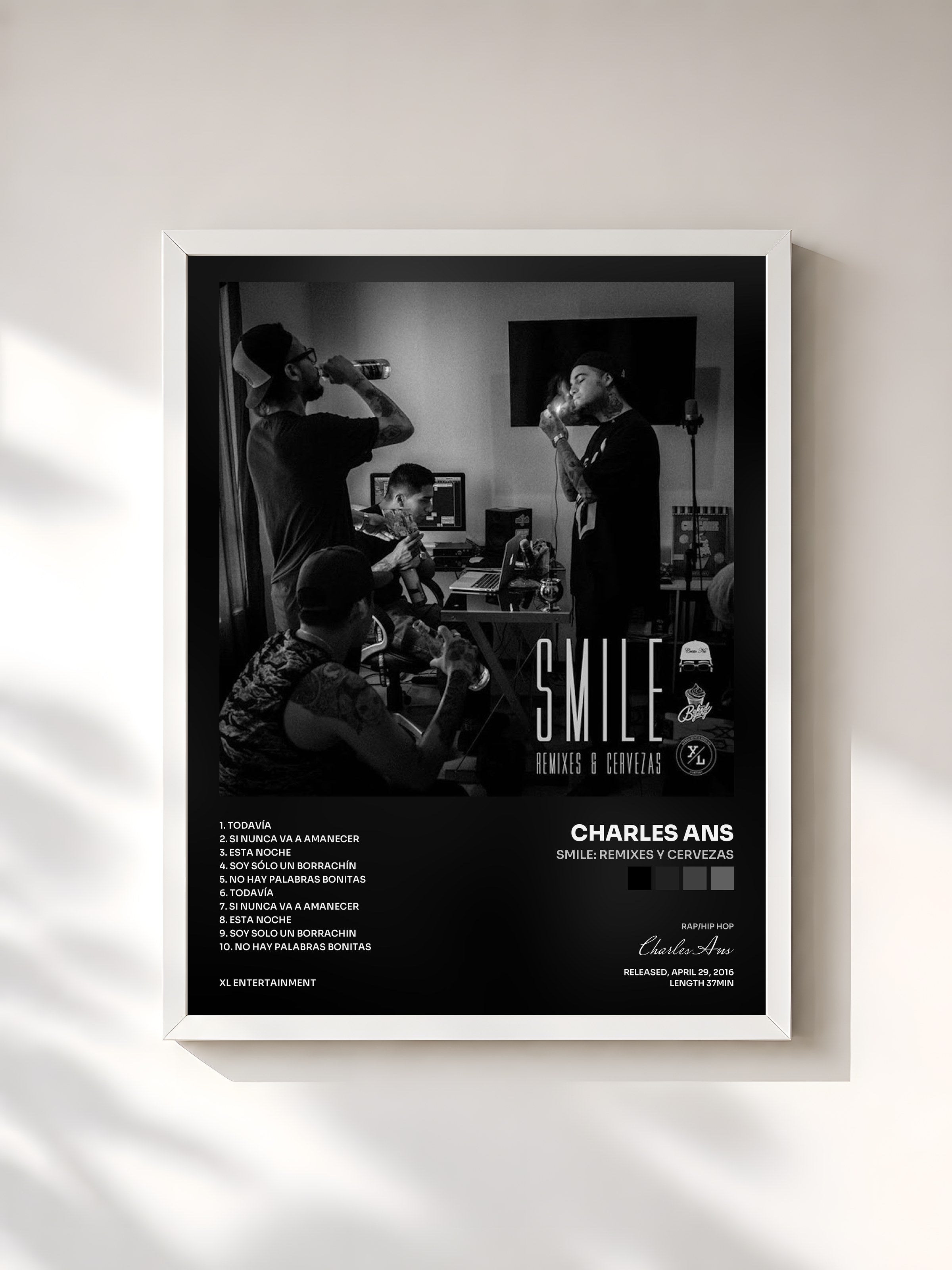 #blanc Tableau de l'album Smile: Remixes y Cervezas de Charles Ans, cadre blanc, imprimé et encadré en France