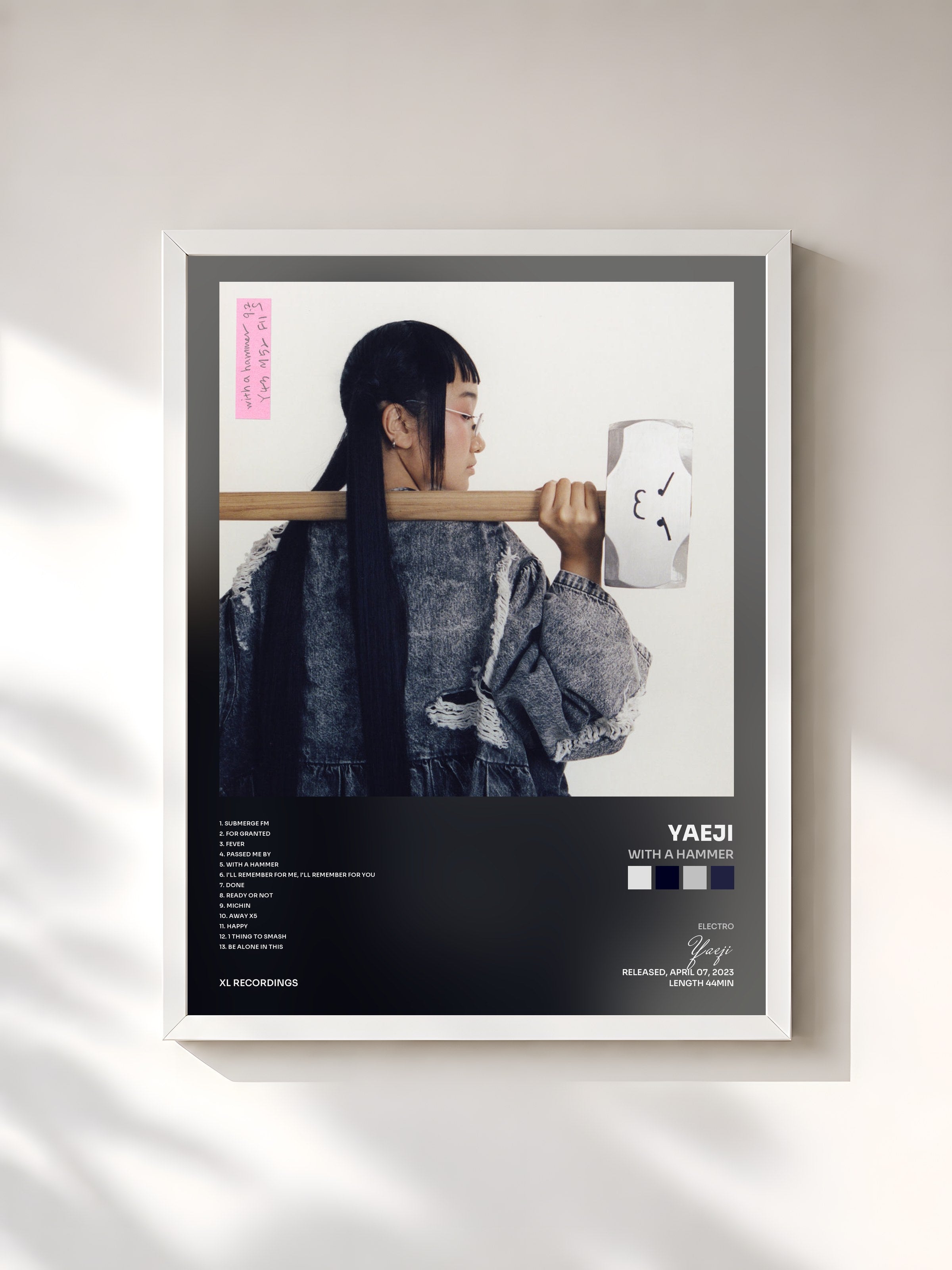 #blanc Tableau de l'album With A Hammer de Yaeji, cadre blanc, imprimé et encadré en France