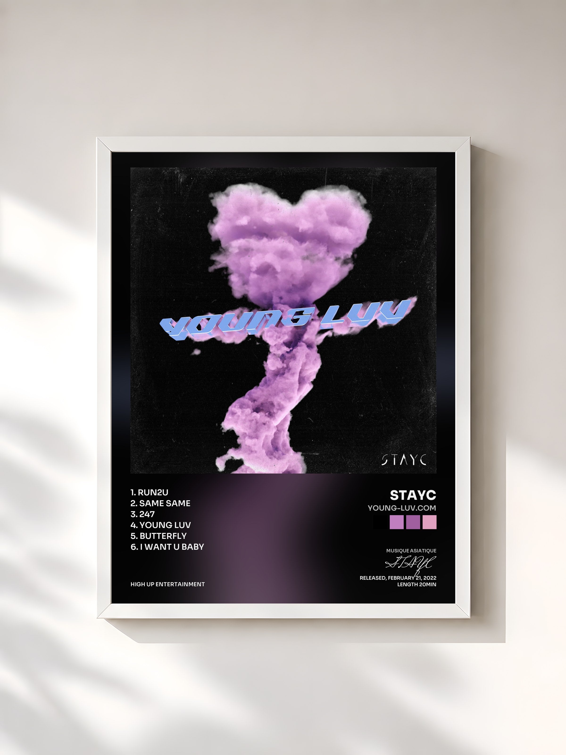 #blanc Tableau de l'album YOUNG-LUV.COM de STAYC, cadre blanc, imprimé et encadré en France
