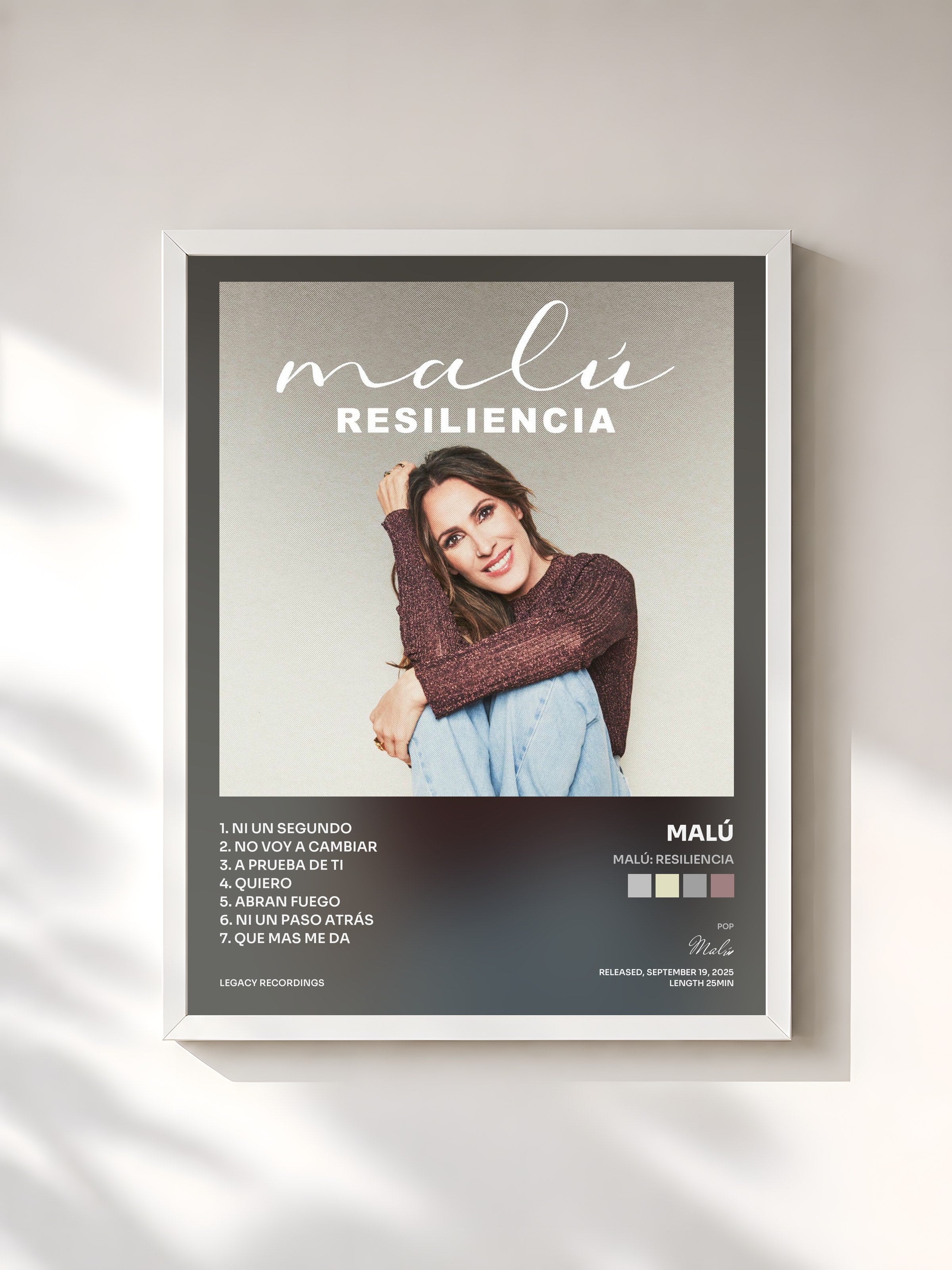 #blanc Tableau de l'album Malú: resiliencia de Malú, cadre blanc, imprimé et encadré en France