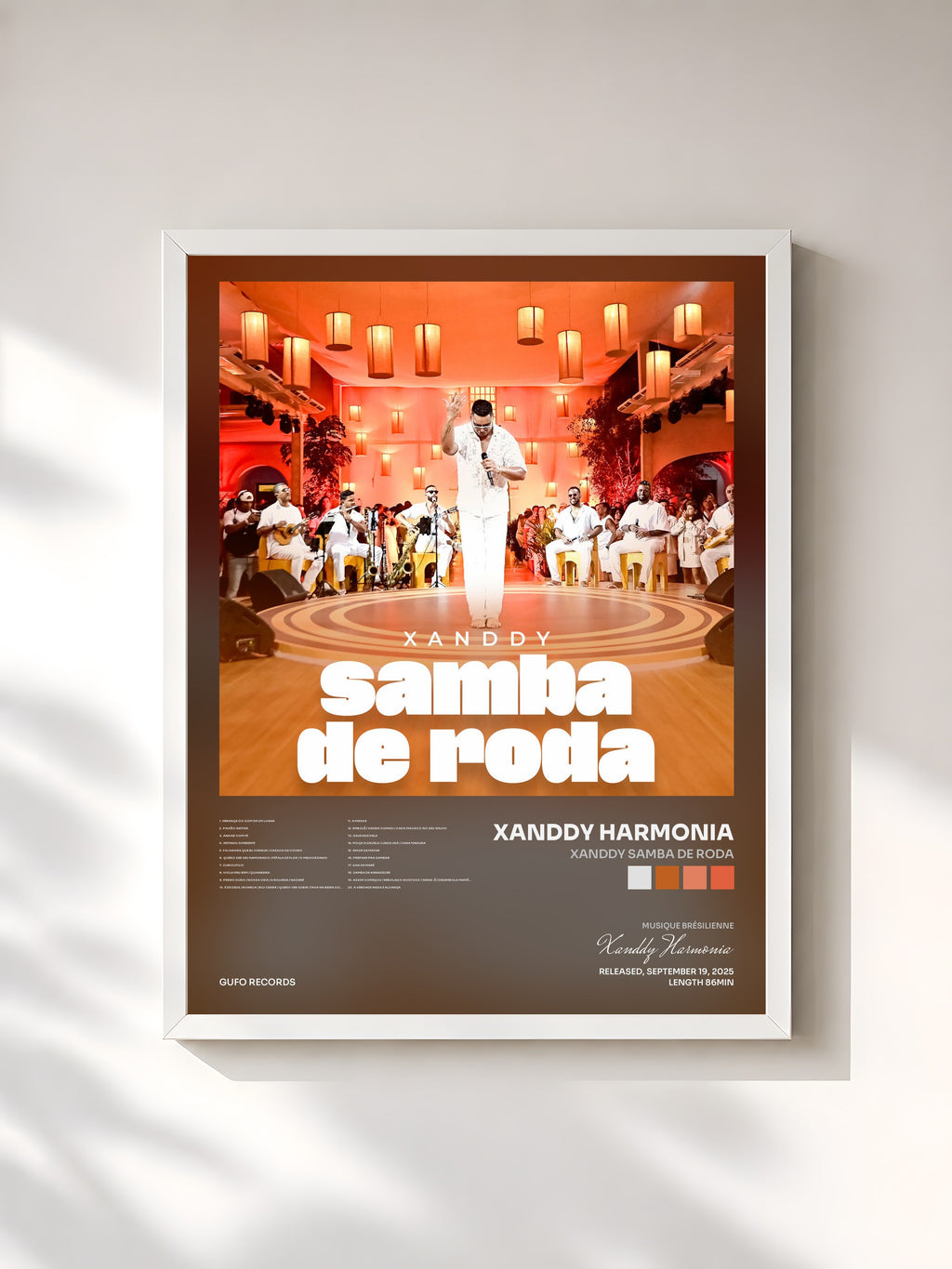 #blanc Xanddy Samba by Roda de Xanddy Harmonia as a framed art print, white frame, printed and framed in France