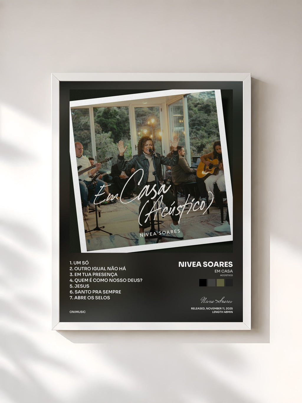#blanc Em Casa (Acústico) von Nivea Soares als gerahmter Kunstdruck, weißer Rahmen, gedruckt und gerahmt in Frankreich