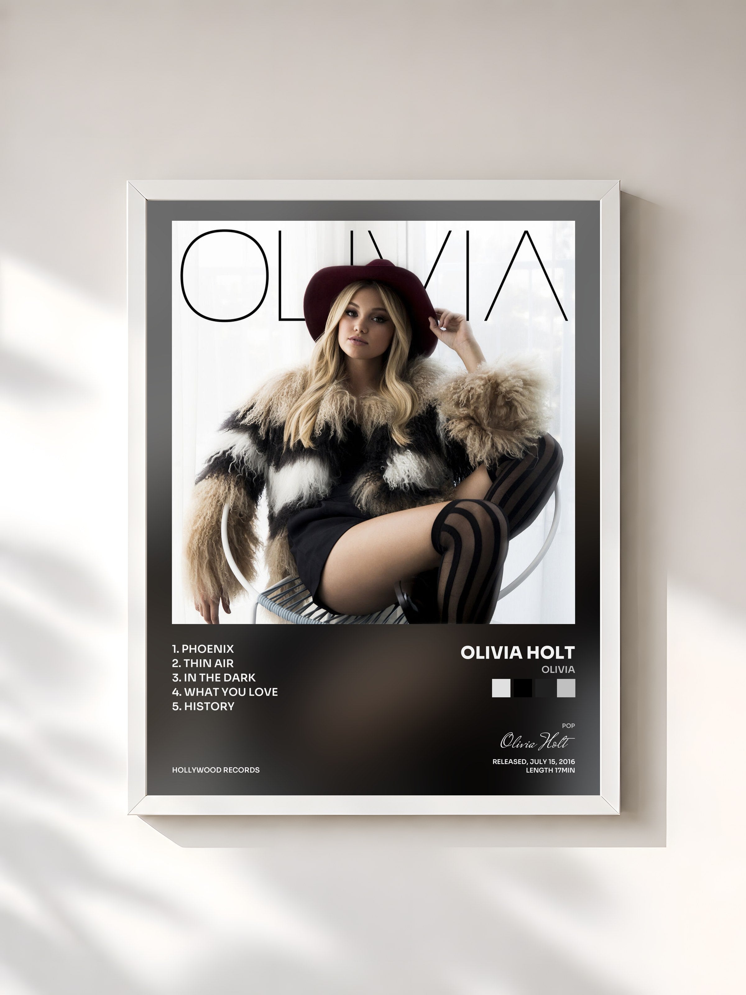 #blanc Tableau de l'album Olivia de Olivia Holt, cadre blanc, imprimé et encadré en France