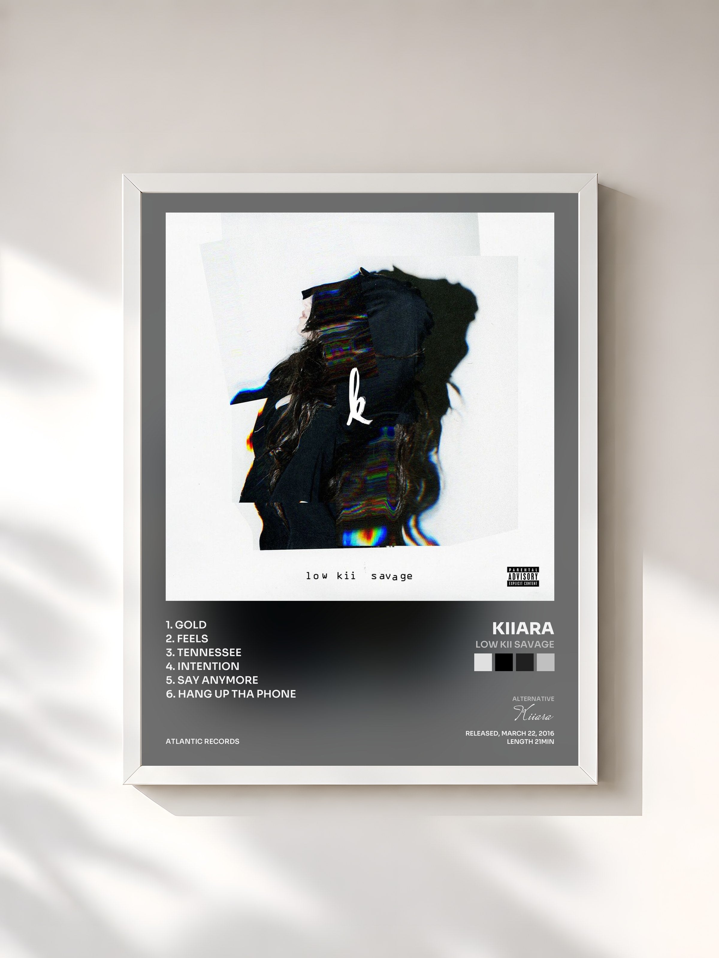 #blanc Tableau de l'album low kii savage de Kiiara, cadre blanc, imprimé et encadré en France