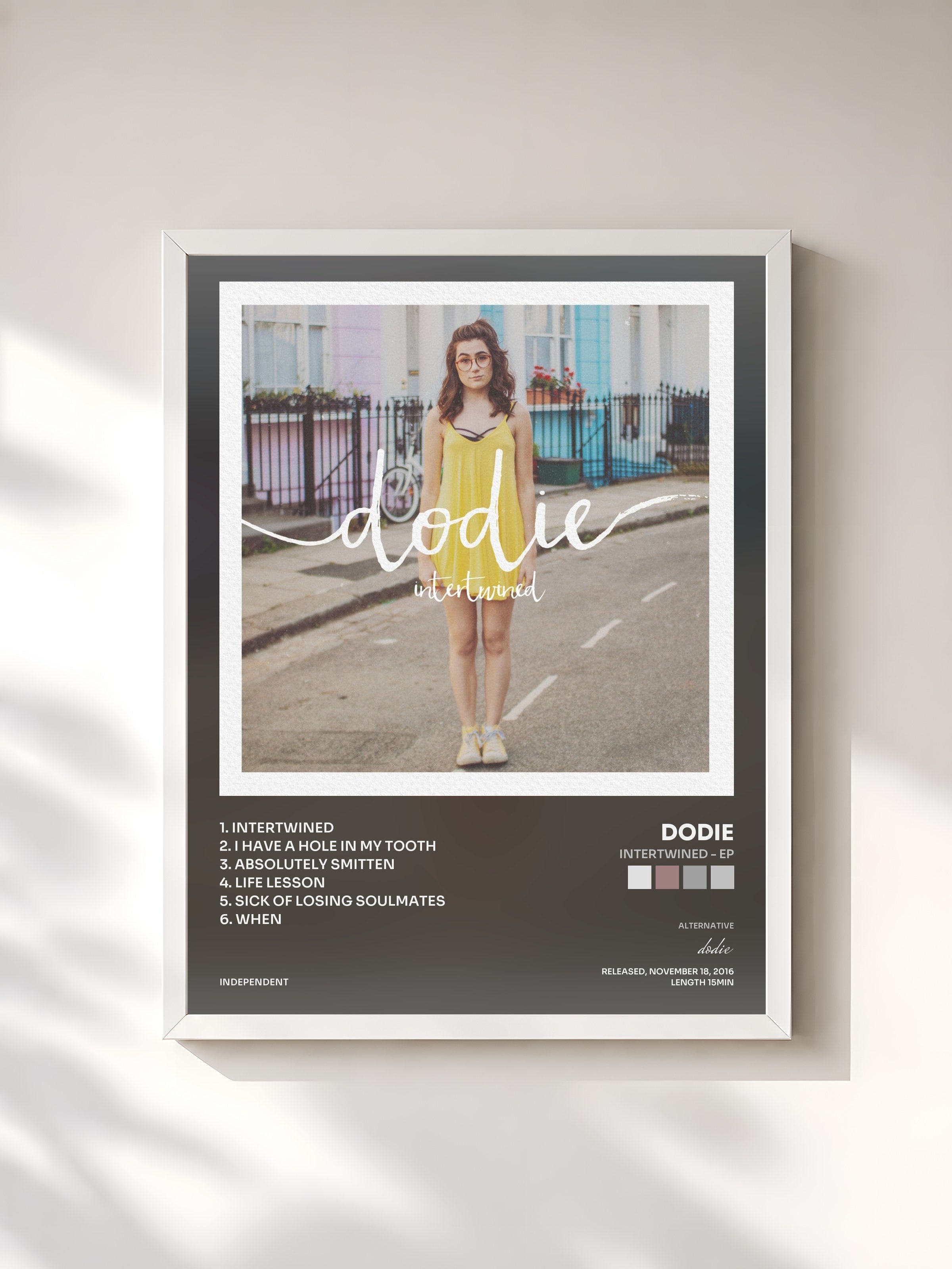 #blanc Tableau de l'album Intertwined - EP de dodie, cadre blanc, imprimé et encadré en France