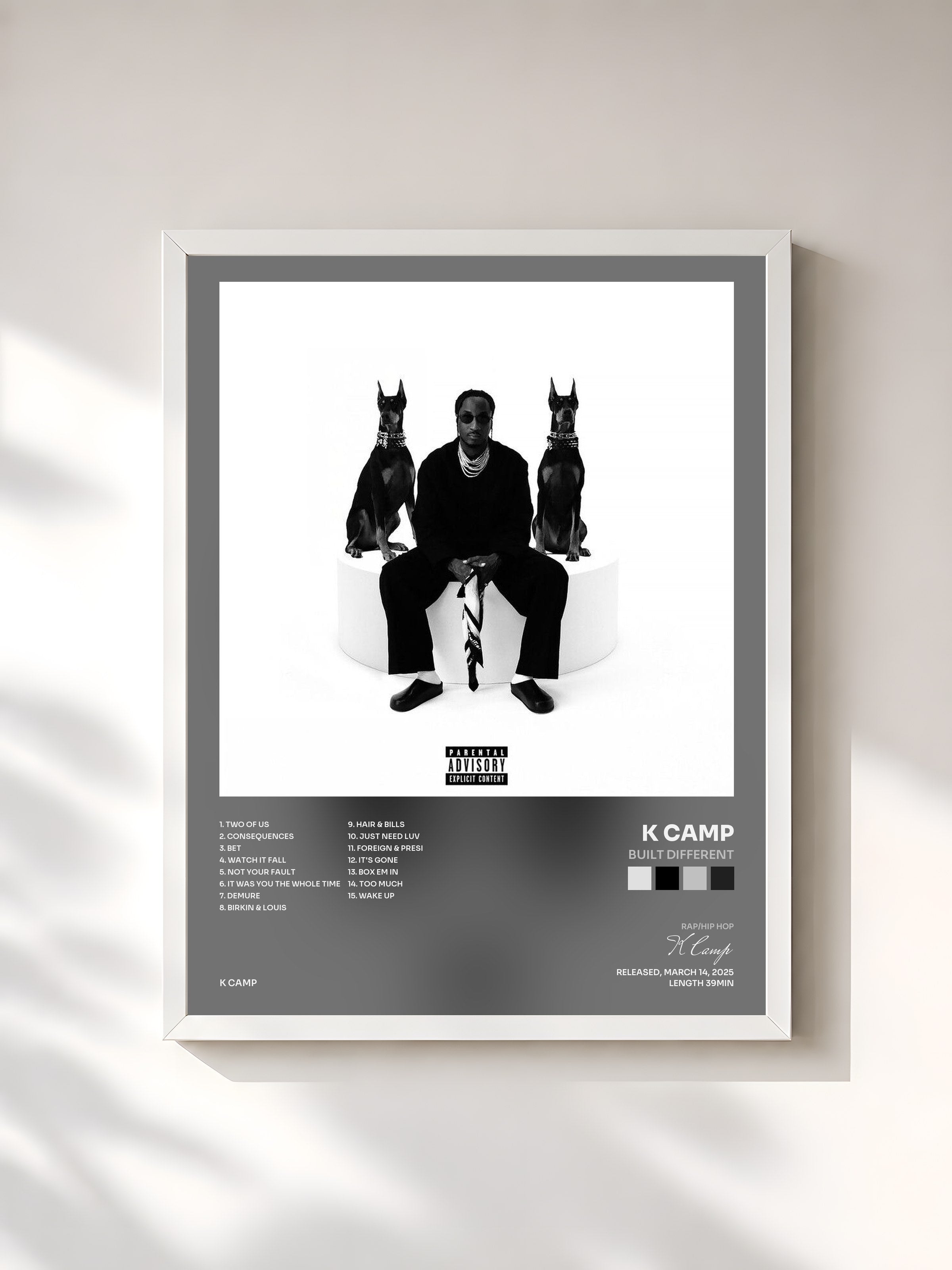 #blanc Tableau de l'album Built Different de K Camp, cadre blanc, imprimé et encadré en France