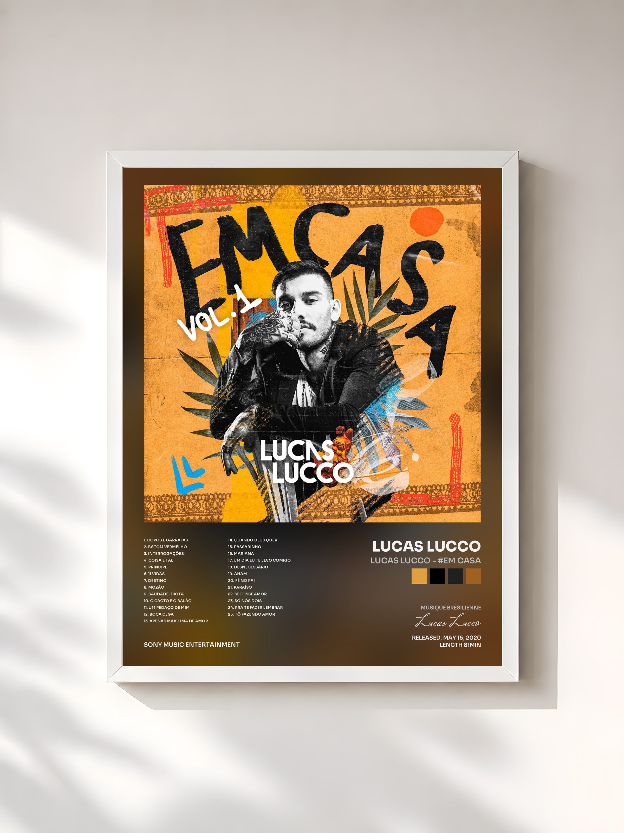 #blanc Tableau de l'album Lucas Lucco - #Em Casa de Lucas Lucco, cadre blanc, imprimé et encadré en France