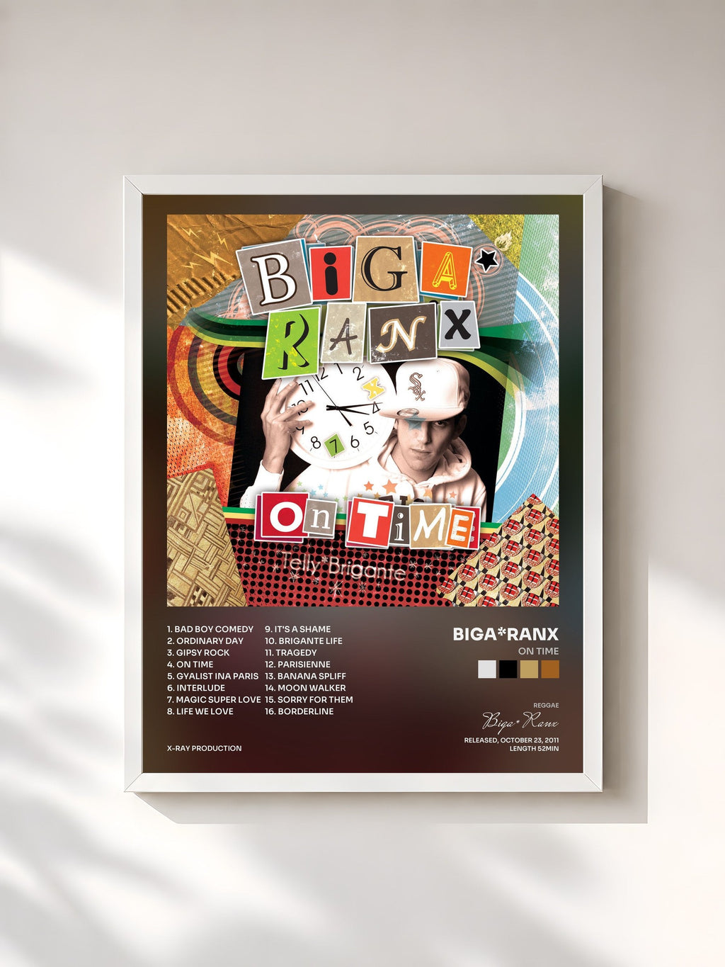 #blanc On time de Biga*Ranx en lámina enmarcada, marco blanco, impresa y enmarcada en Francia