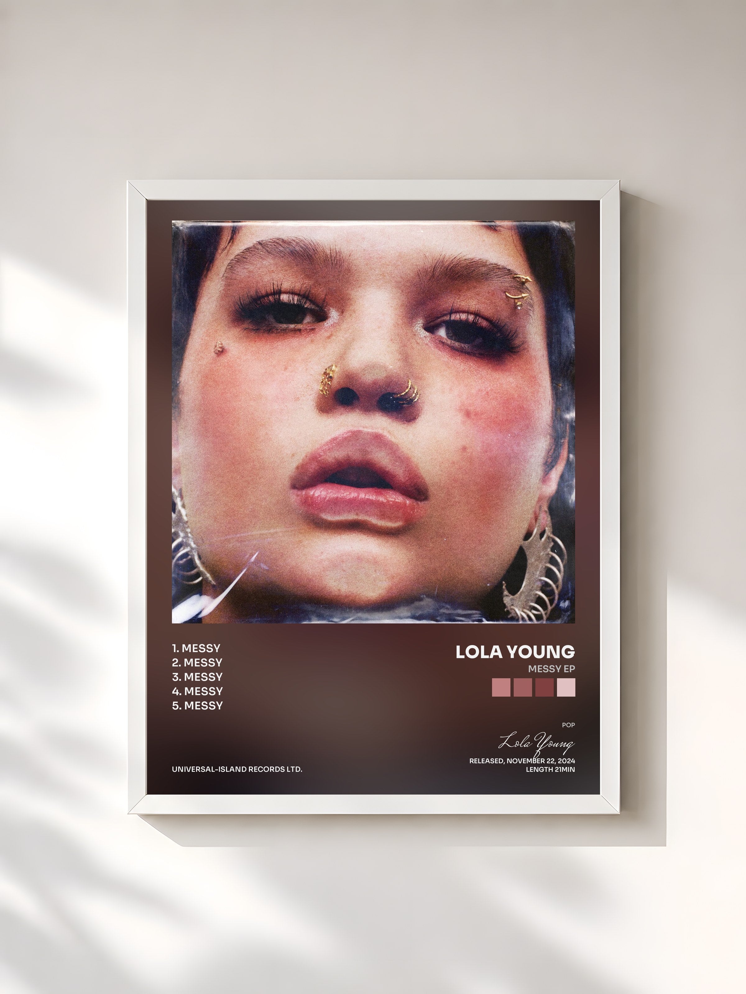 #blanc Tableau de l'album Messy EP de Lola Young, cadre blanc, imprimé et encadré en France
