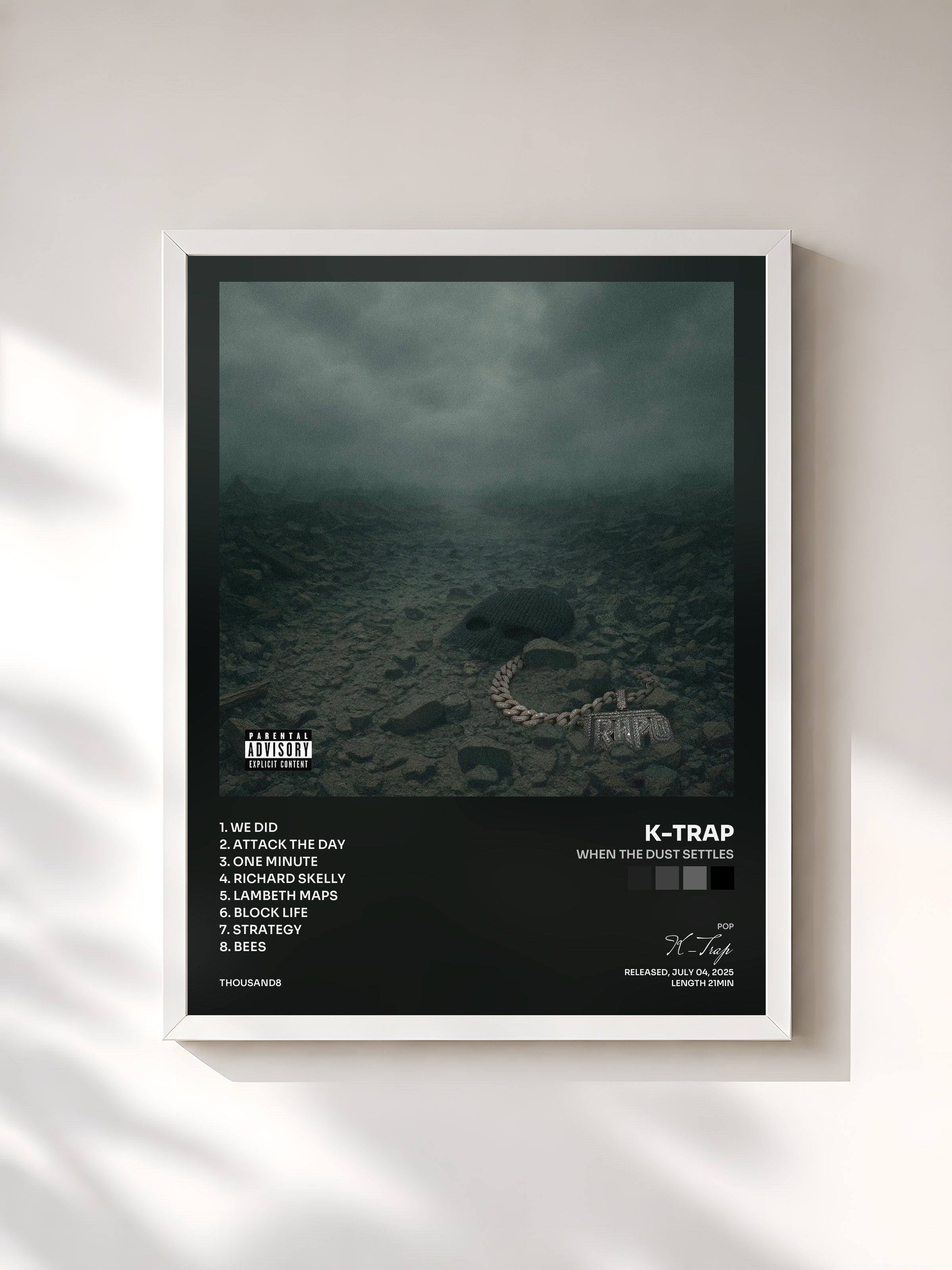 #blanc Tableau de l'album When The Dust Settles de K-Trap, cadre blanc, imprimé et encadré en France