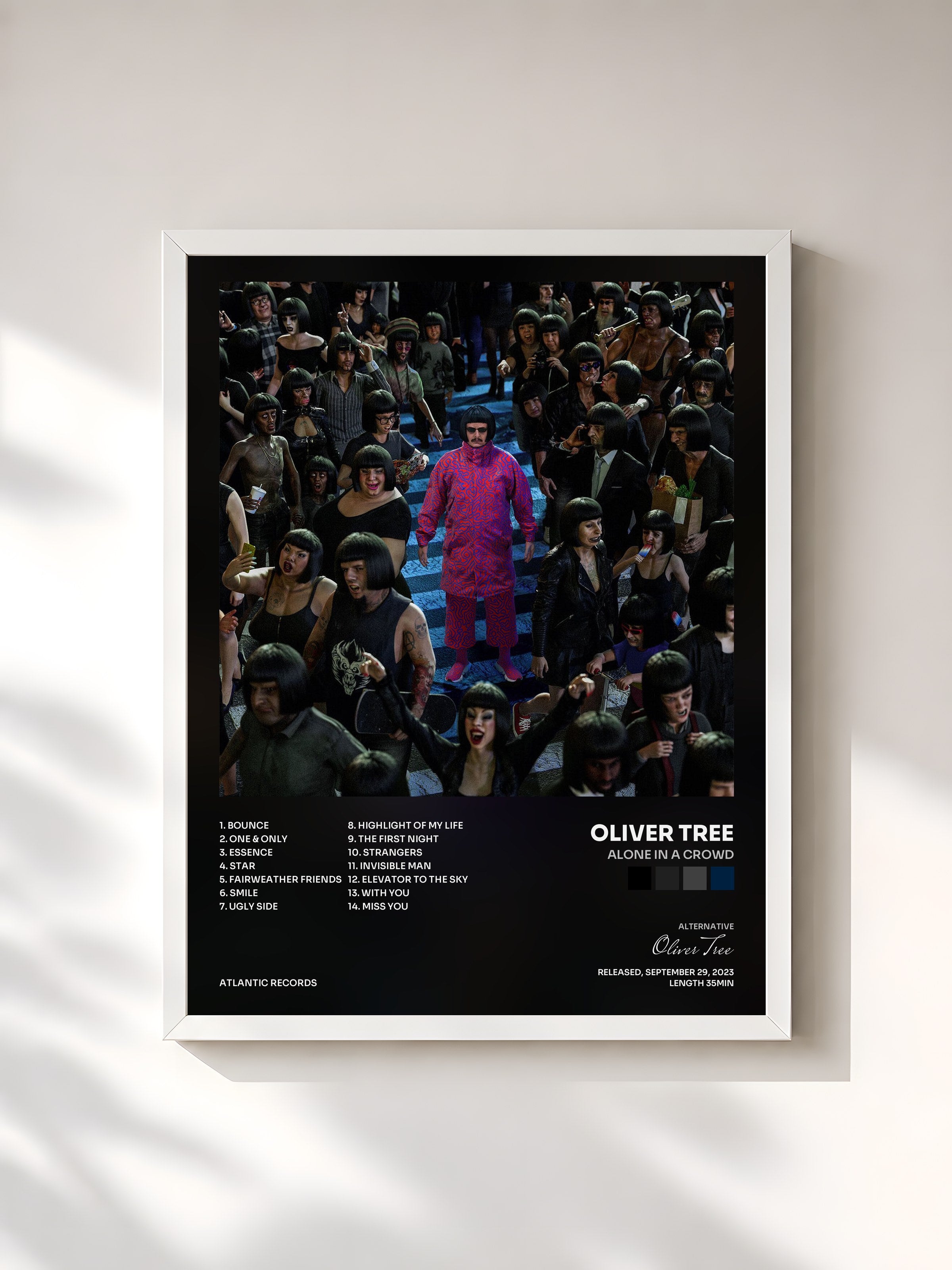 #blanc Tableau de l'album Alone In A Crowd de Oliver Tree, cadre blanc, imprimé et encadré en France