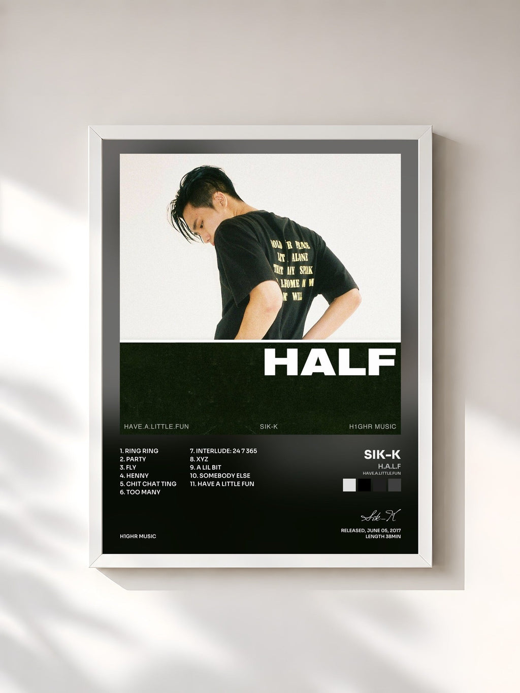 #blanc H.A.L.F (Have.A.Little.Fun) de Sik-K en lámina enmarcada, marco blanco, impresa y enmarcada en Francia