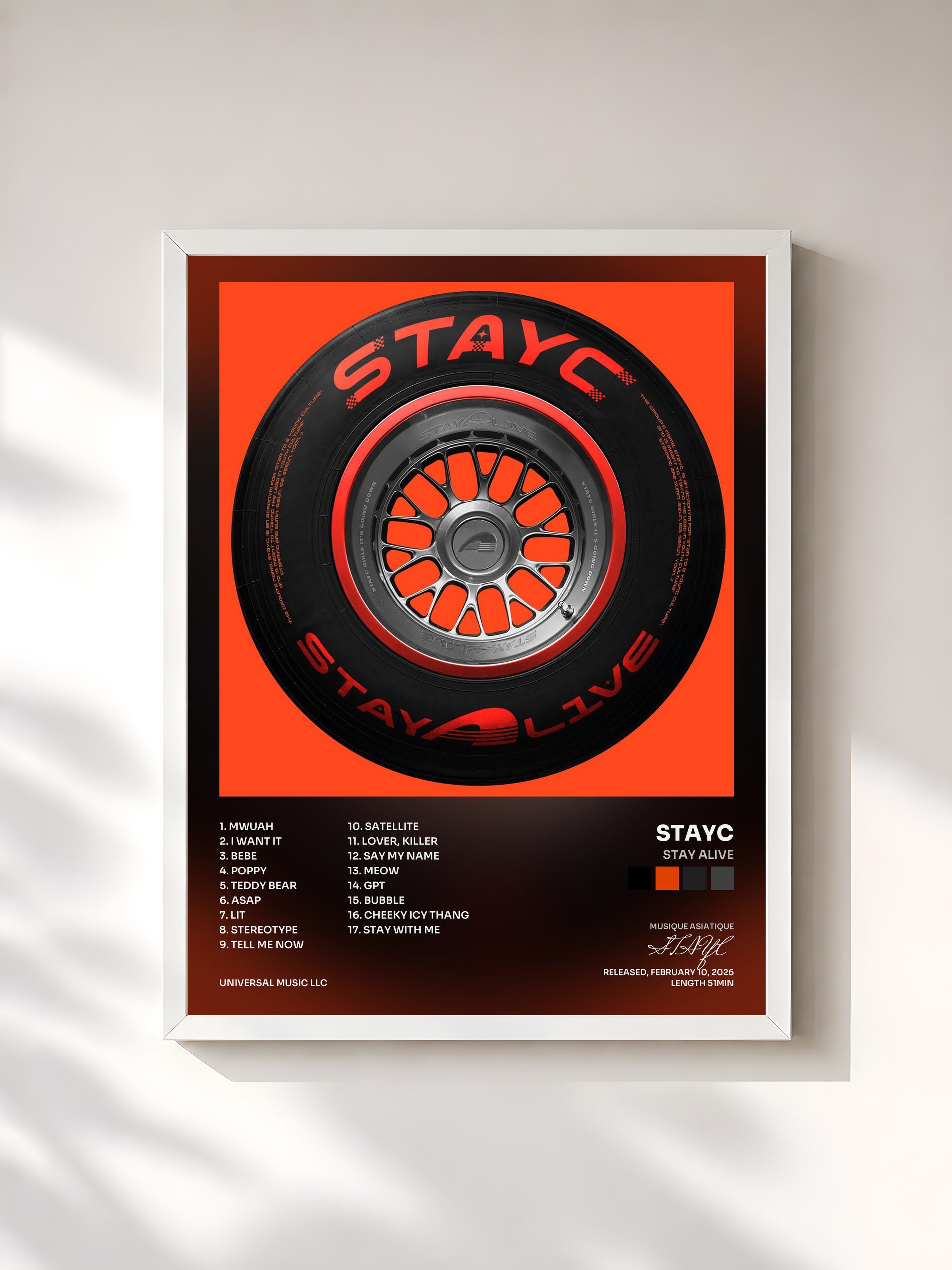 #blanc Tableau de l'album STAY ALIVE de STAYC, cadre blanc, imprimé et encadré en France