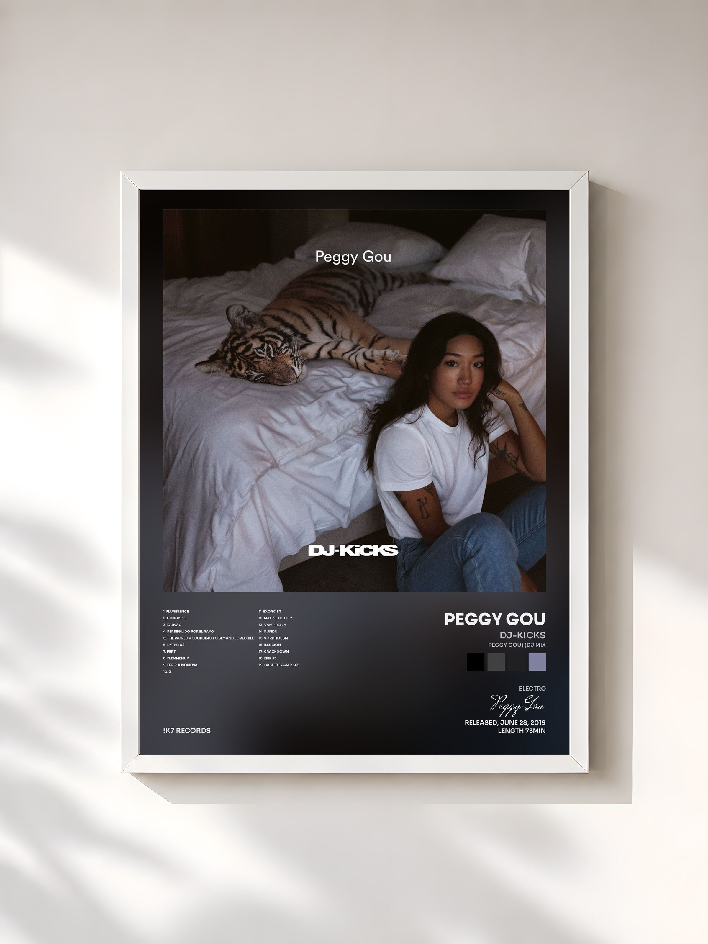 #blanc Tableau de l'album DJ-Kicks (Peggy Gou) (DJ Mix) de Peggy Gou, cadre blanc, imprimé et encadré en France