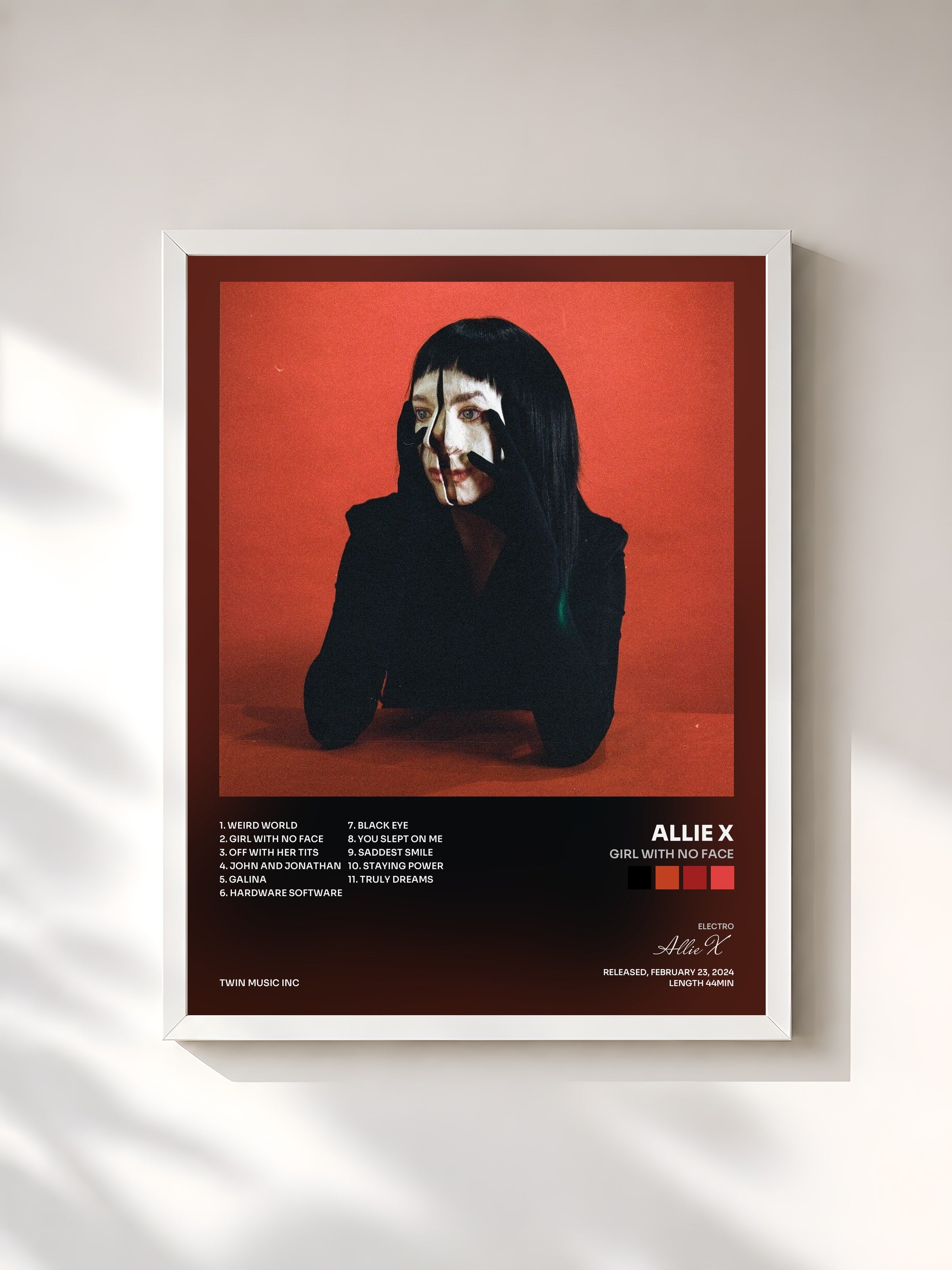 #blanc Tableau de l'album Girl With No Face de Allie X, cadre blanc, imprimé et encadré en France