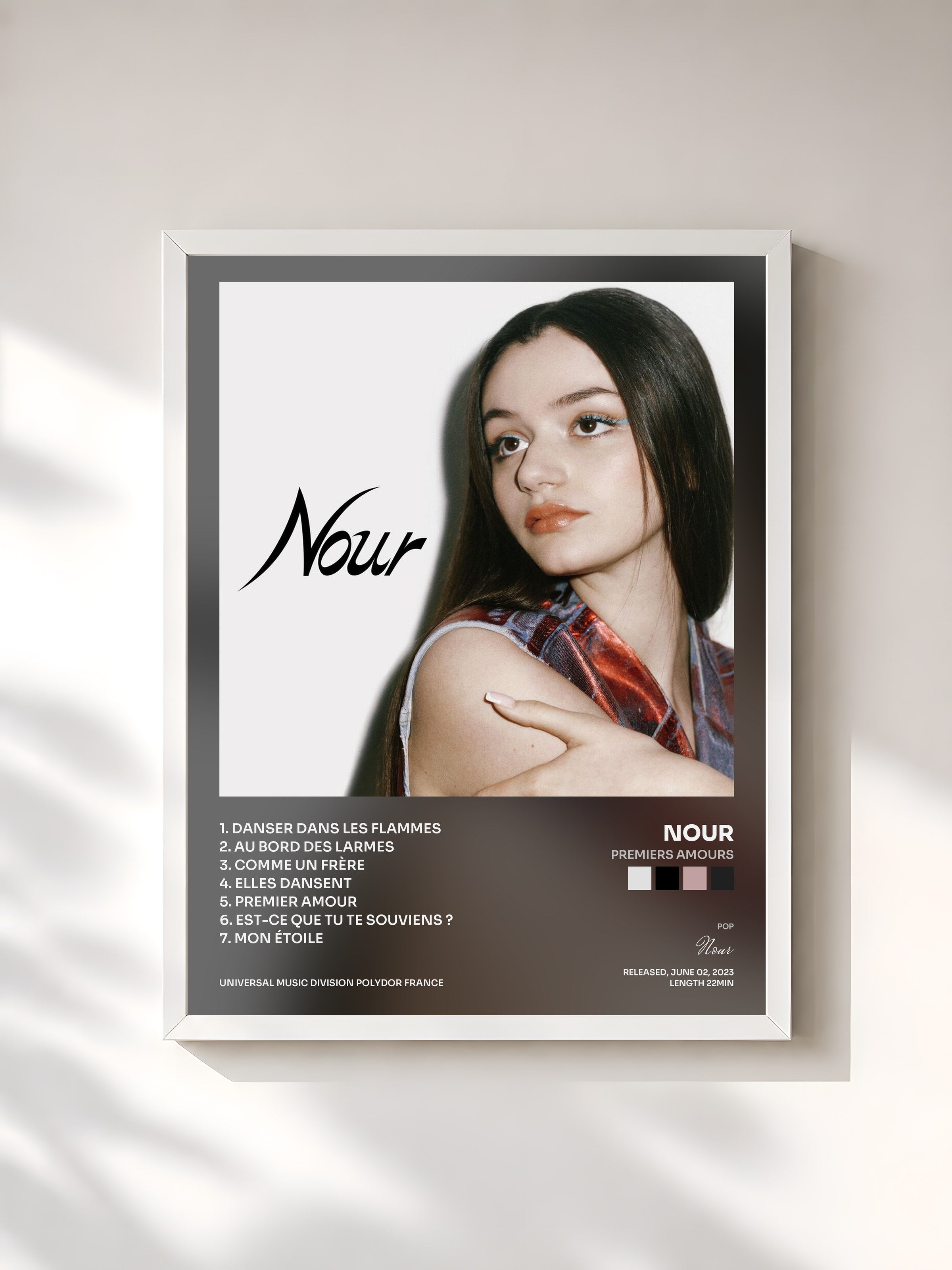 #blanc Tableau de l'album Premiers amours de Nour, cadre blanc, imprimé et encadré en France