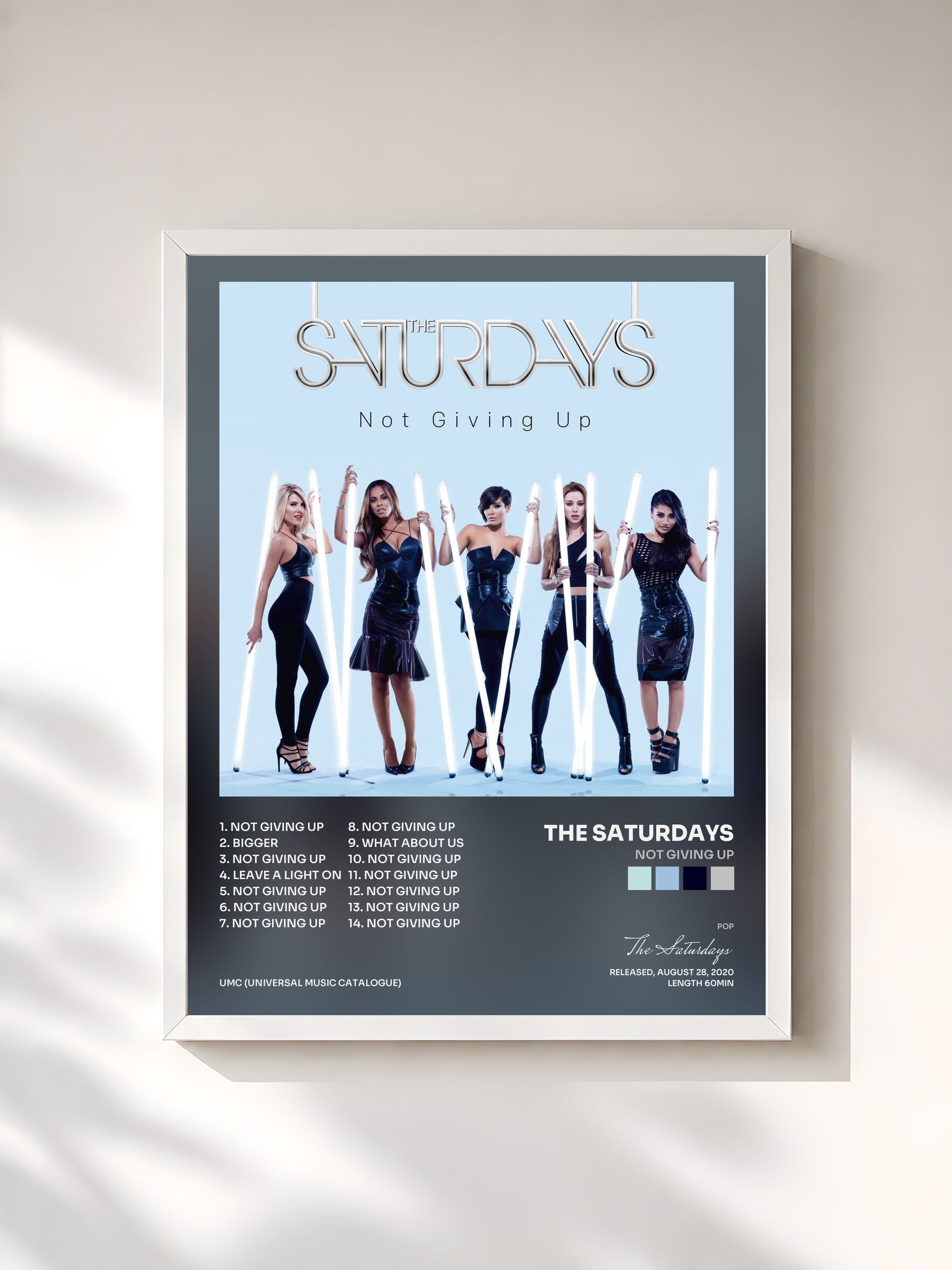 #blanc Tableau de l'album Not Giving Up de The Saturdays, cadre blanc, imprimé et encadré en France