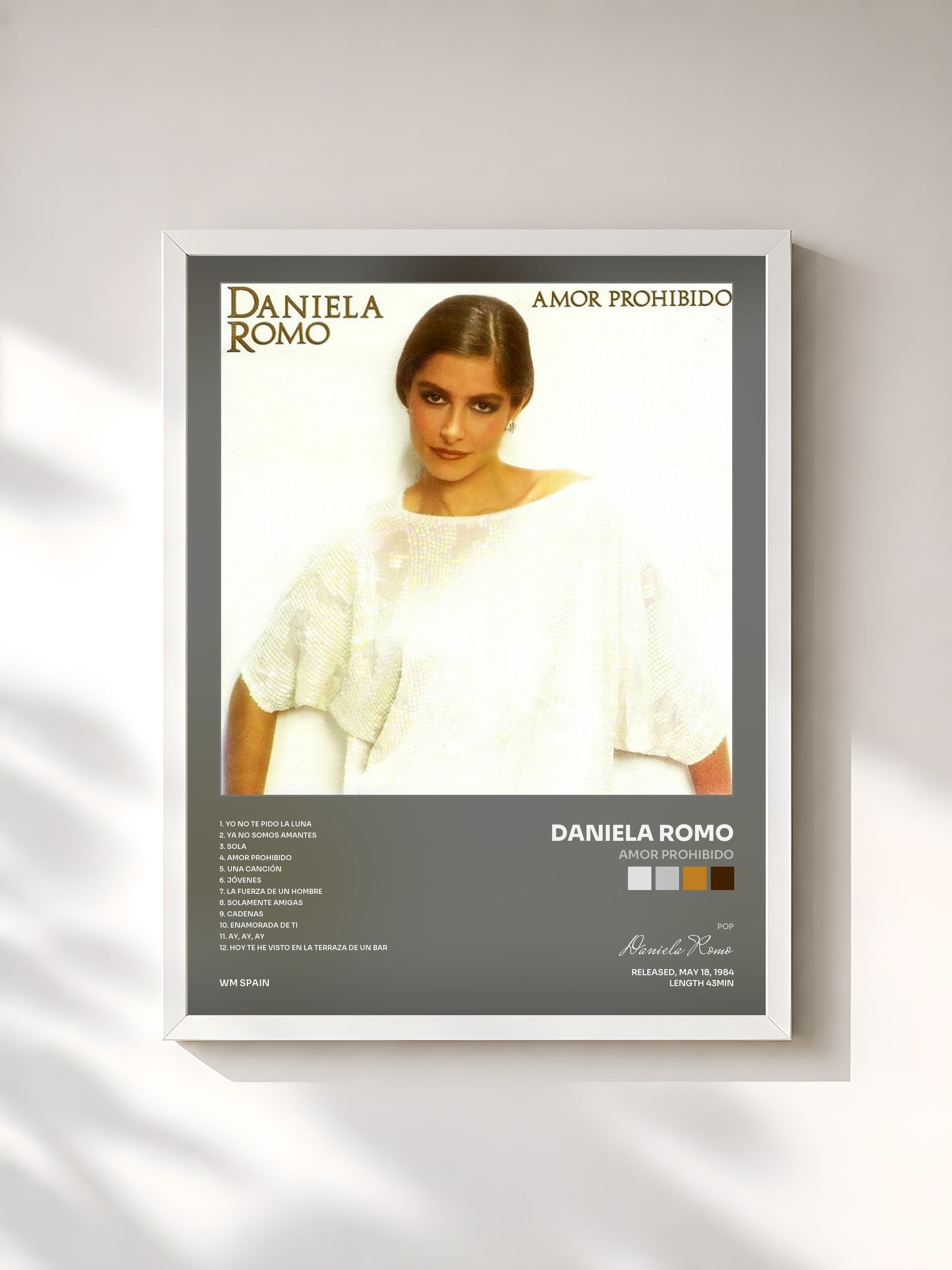 #blanc Tableau de l'album Amor prohibido de Daniela Romo, cadre blanc, imprimé et encadré en France