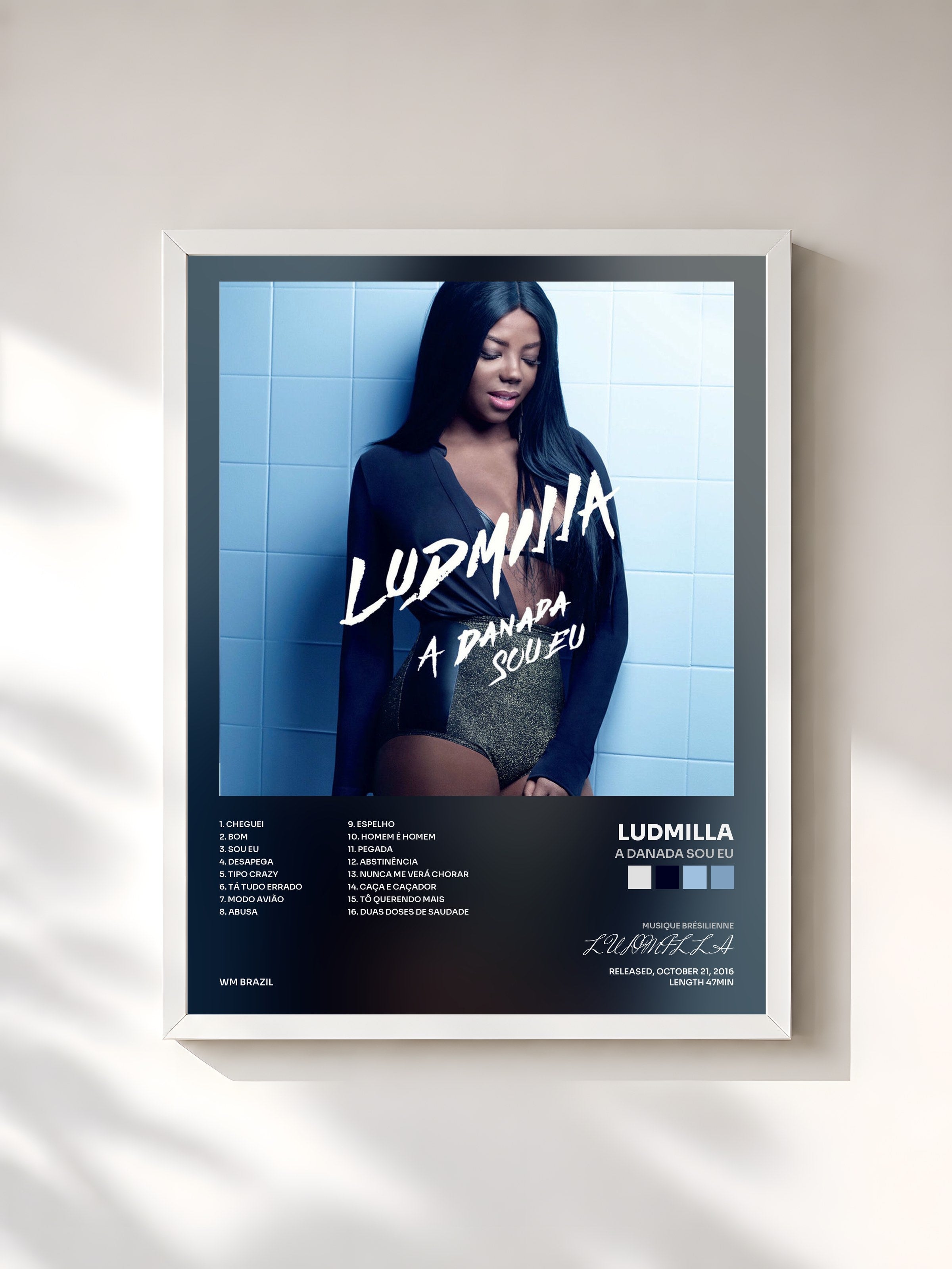 #blanc Tableau de l'album A danada sou eu de LUDMILLA, cadre blanc, imprimé et encadré en France
