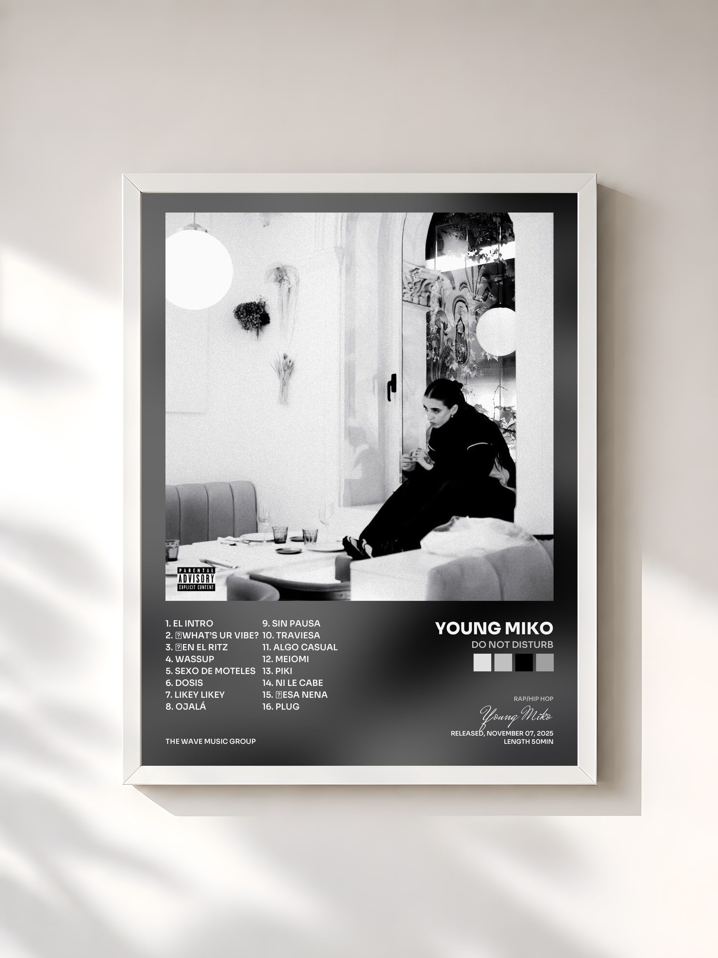 #blanc Tableau de l'album Do Not Disturb de Young Miko, cadre blanc, imprimé et encadré en France