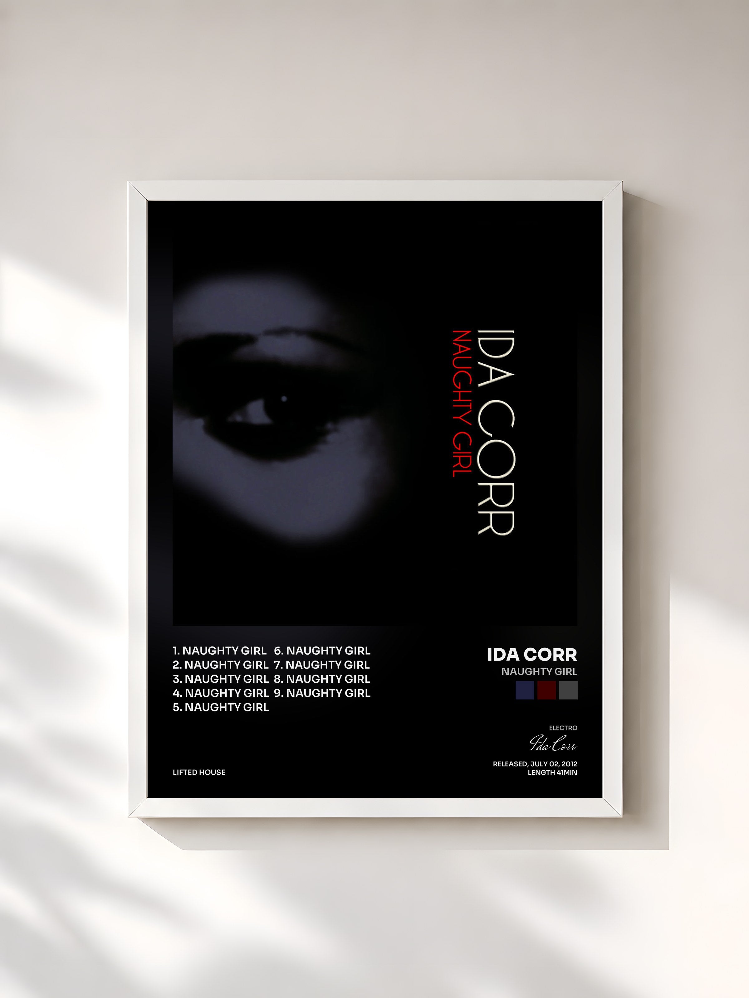 #blanc Tableau de l'album Naughty Girl de Ida Corr, cadre blanc, imprimé et encadré en France
