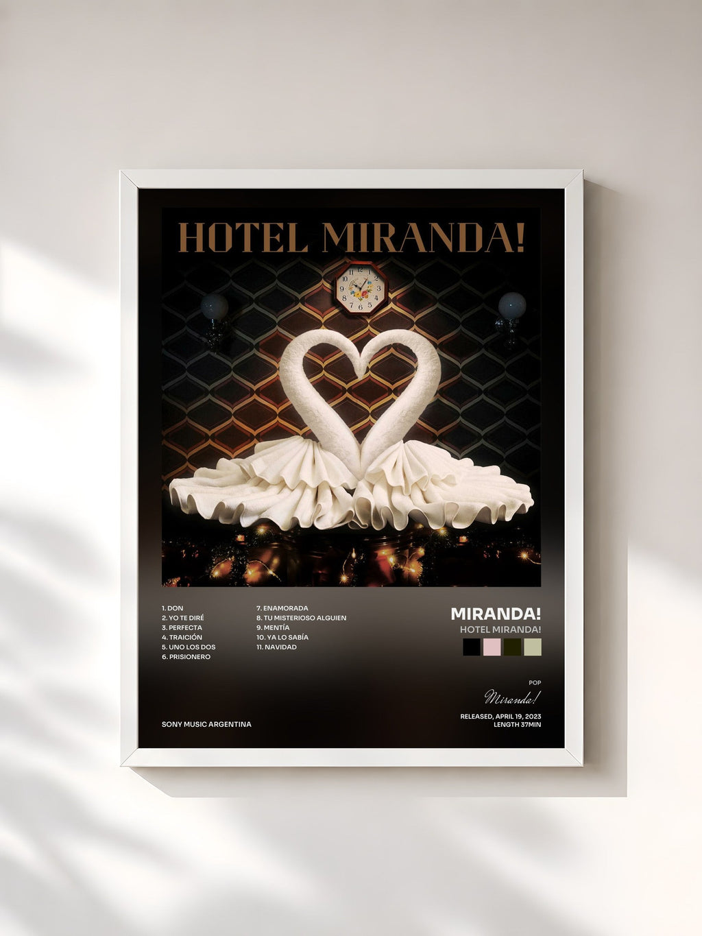 #blanc Tableau de l'album Hotel Miranda! de Miranda!, cadre blanc, imprimé et encadré en France