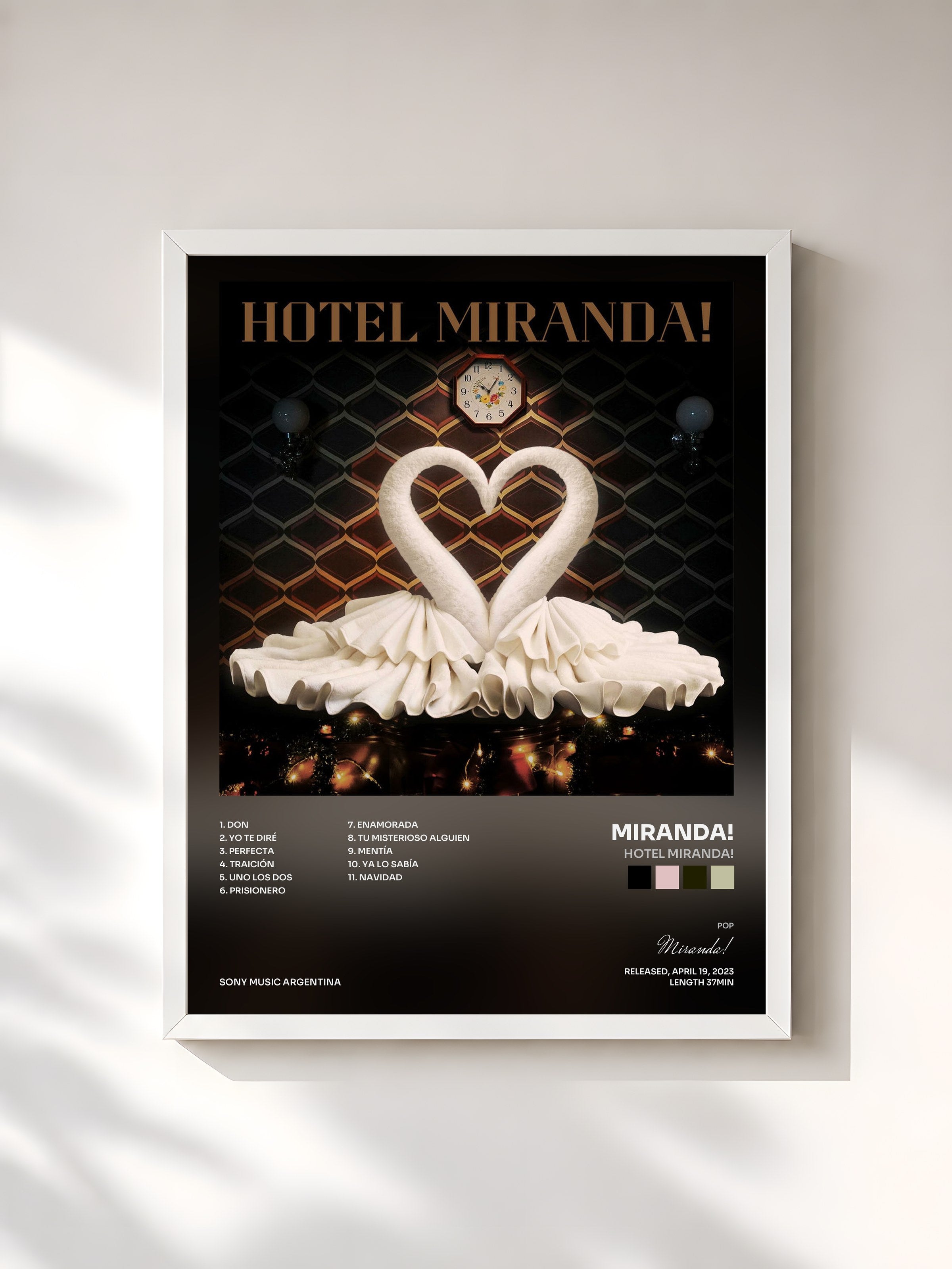 #blanc Tableau de l'album Hotel Miranda! de Miranda!, cadre blanc, imprimé et encadré en France