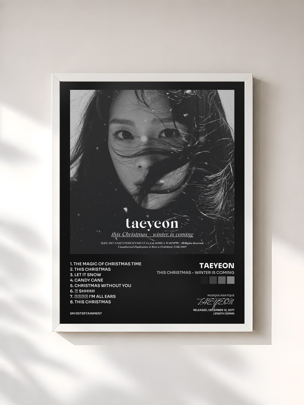 #blanc This Christmas – Winter is Coming de TAEYEON en lámina enmarcada, marco blanco, impresa y enmarcada en Francia