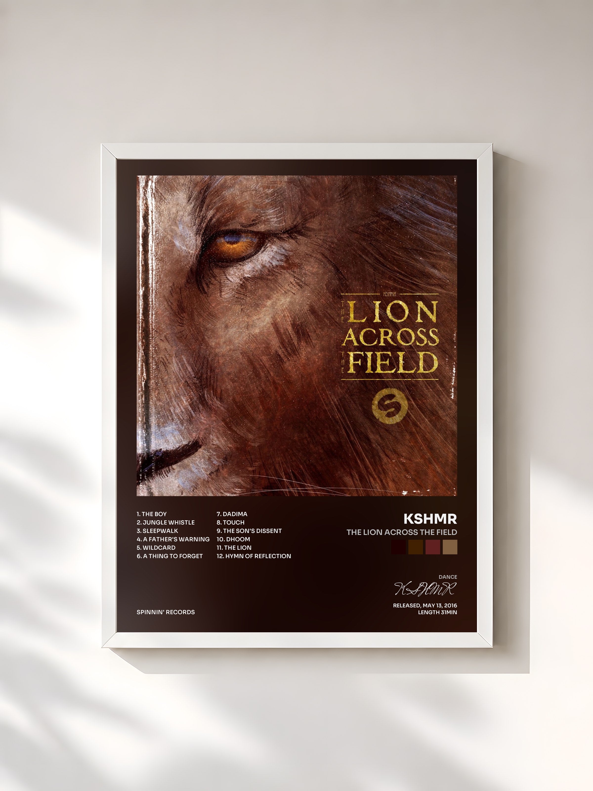 #blanc Tableau de l'album The Lion Across The Field de KSHMR, cadre blanc, imprimé et encadré en France