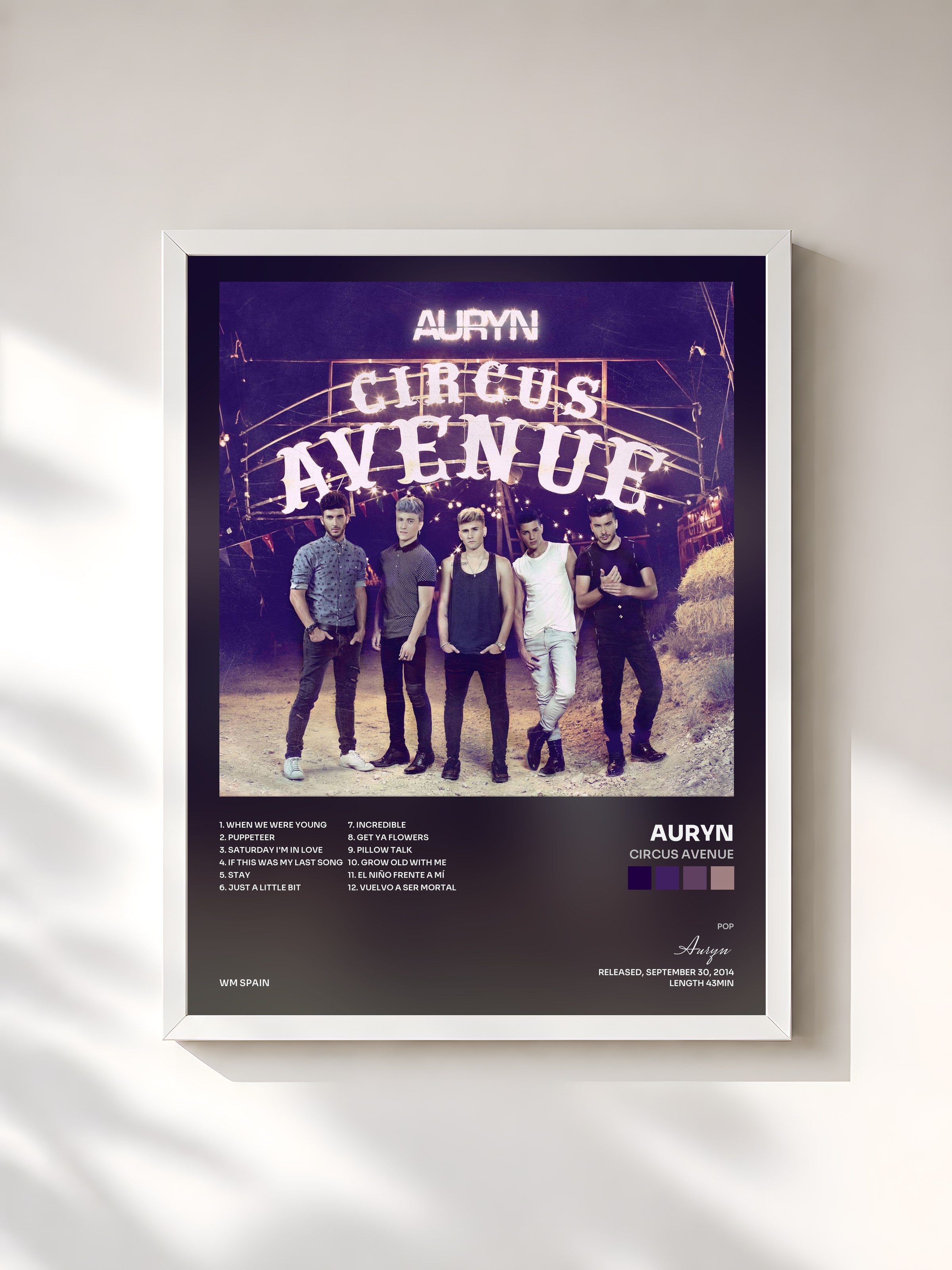 #blanc Tableau de l'album Circus Avenue de Auryn, cadre blanc, imprimé et encadré en France