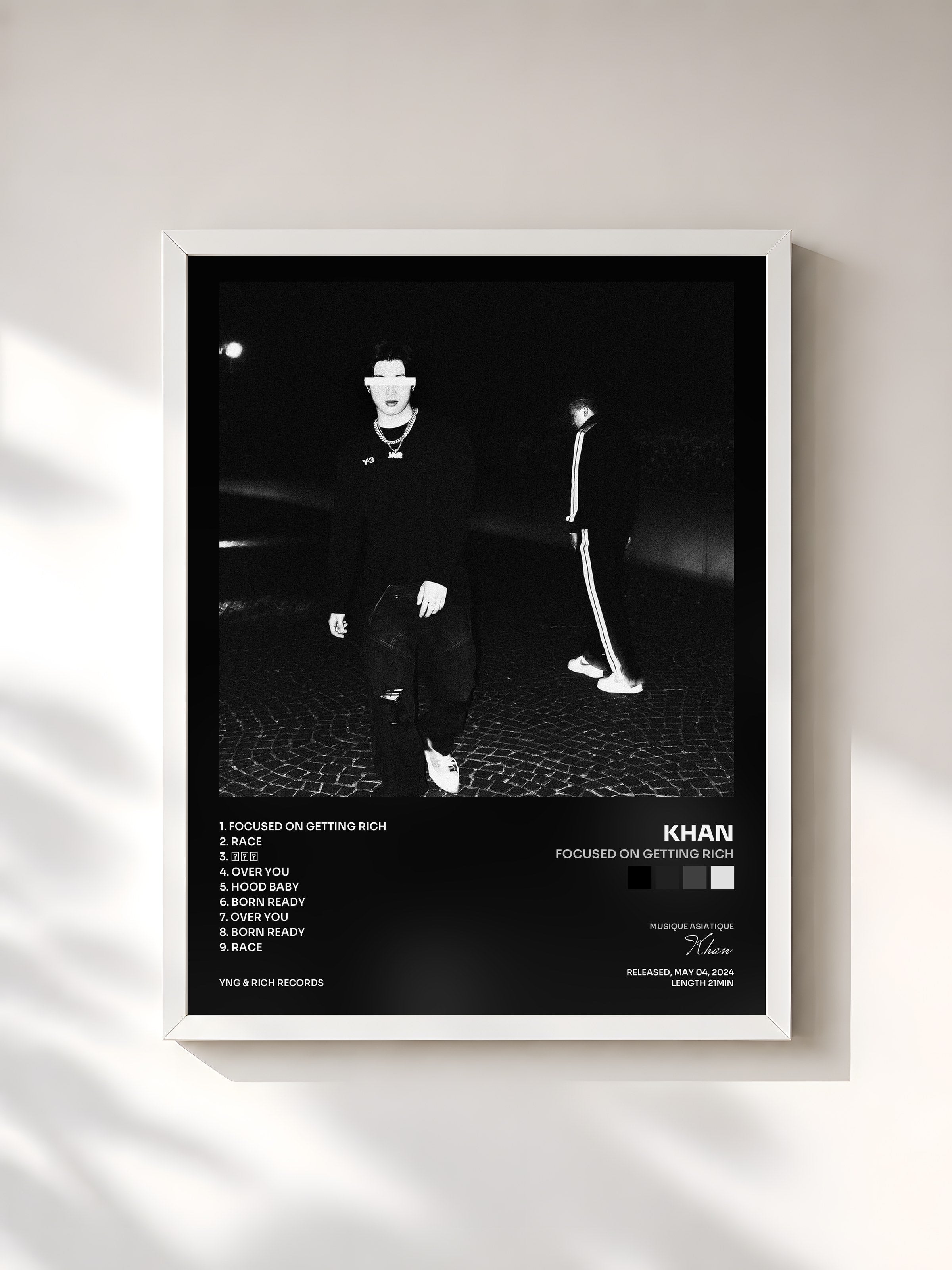 #blanc Tableau de l'album Focused On Getting Rich de Khan, cadre blanc, imprimé et encadré en France