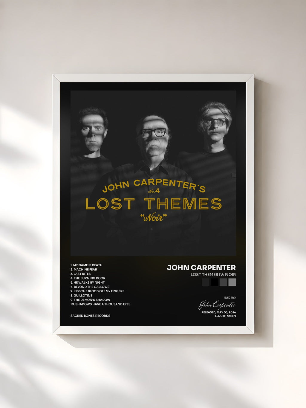#blanc Lost Themes IV: Noir von John Carpenter als gerahmter Kunstdruck, weißer Rahmen, gedruckt und gerahmt in Frankreich